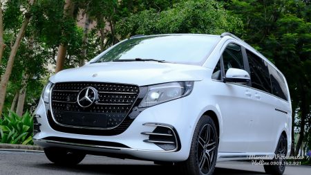 Cận cảnh ngoại thất đầu xe Mercedes-Benz V300 AMG 2026 màu trắng