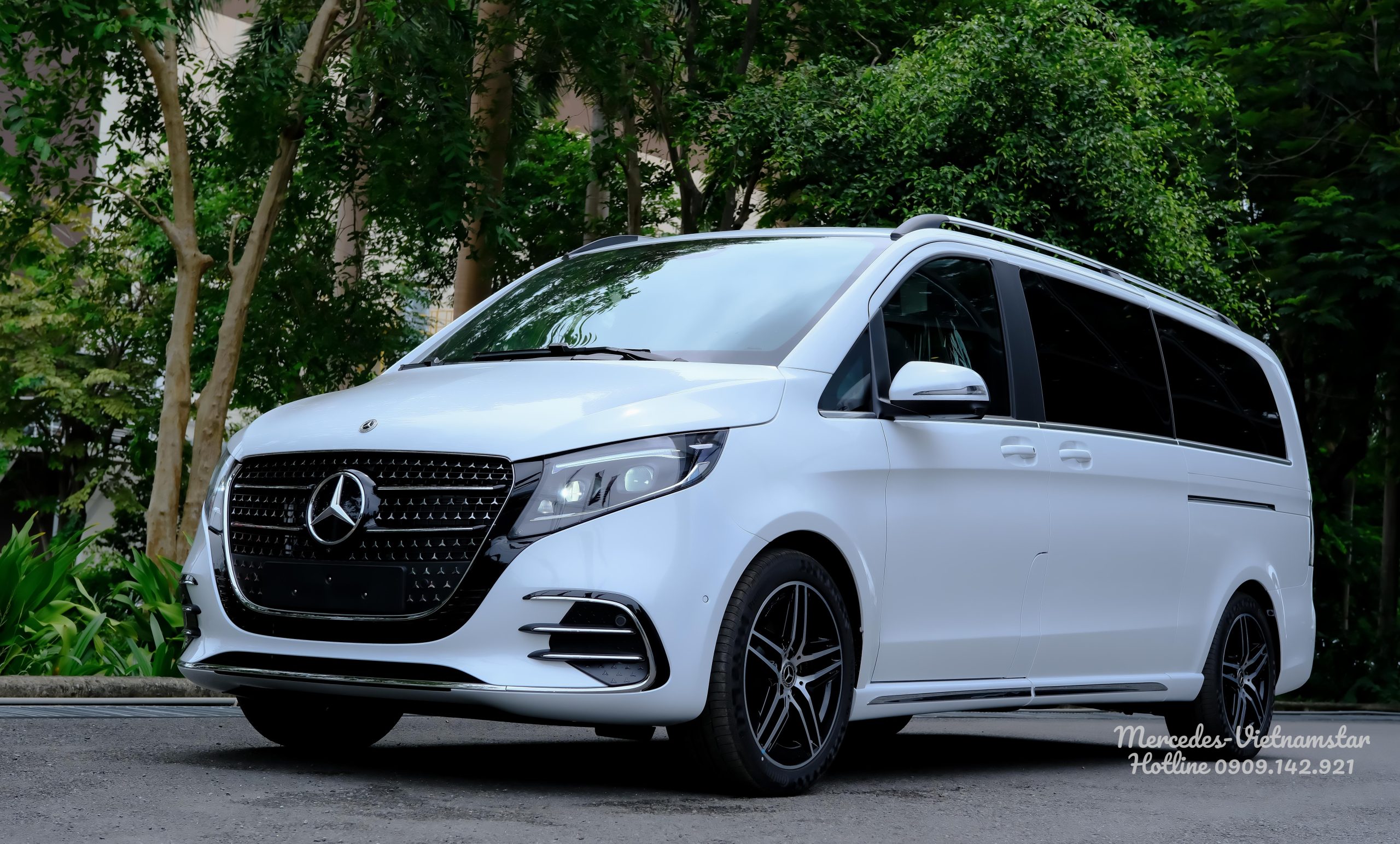 Ngoại thất thực tế ngoài trời của Mercedes V300 AMG 2026 màu trắng