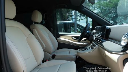 Hình ảnh khoang lái trên V300 AMG màu Be sang trọng