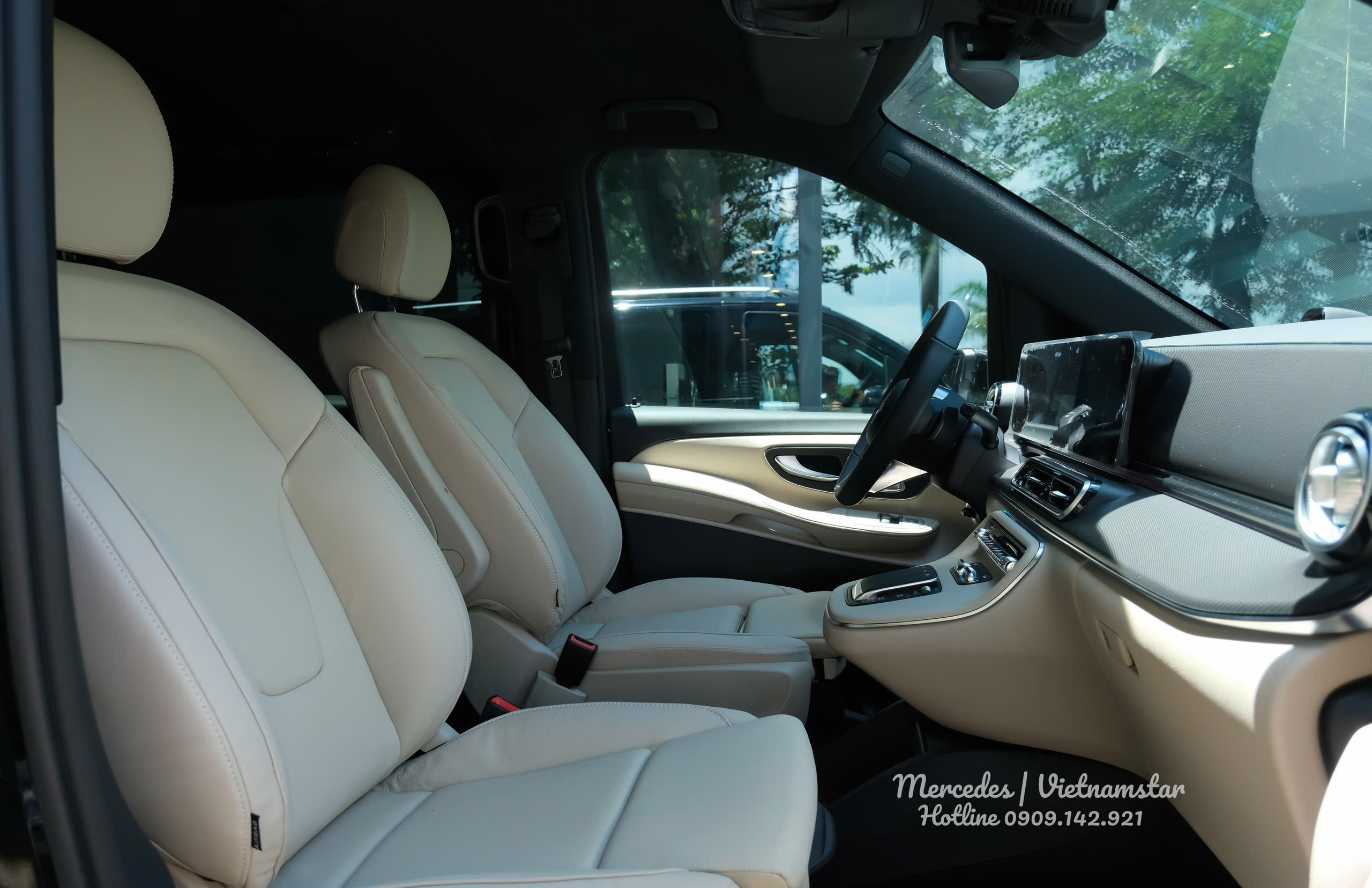 Hình ảnh khoang lái trên V300 AMG màu Be sang trọng