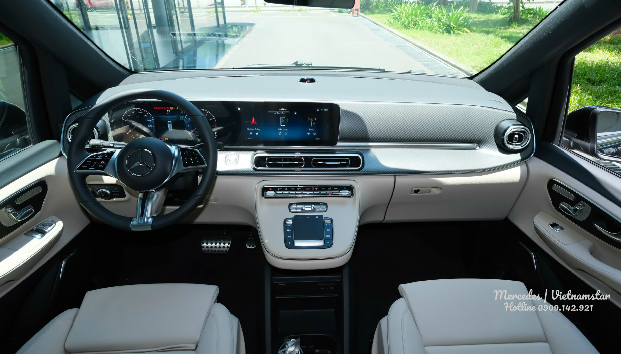 Khoang lái trên V300 AMG nội thất màu Kem