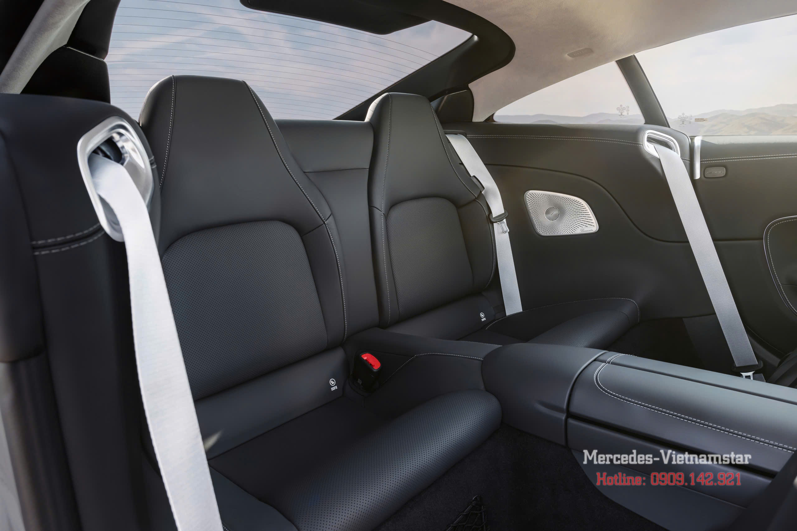 Không gian hàng ghế sau với tựa lưng gập linh hoạt của GT 63 4Matic+.