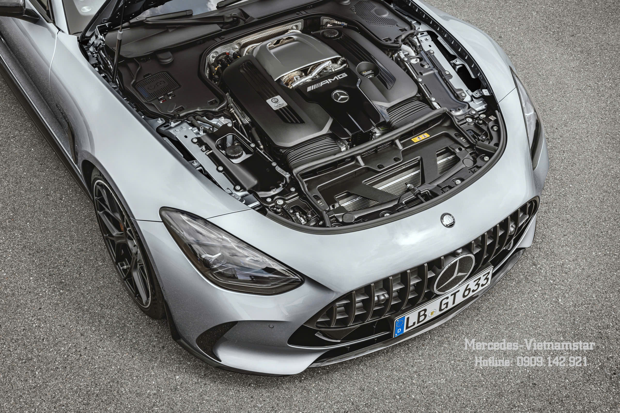 Cận cảnh khối động cơ V8 4.0L Biturbo mạnh mẽ của Mercedes GT 63 với tấm bảng ký tên kỹ sư chế tác thủ công theo triết lý One Man One Engine.