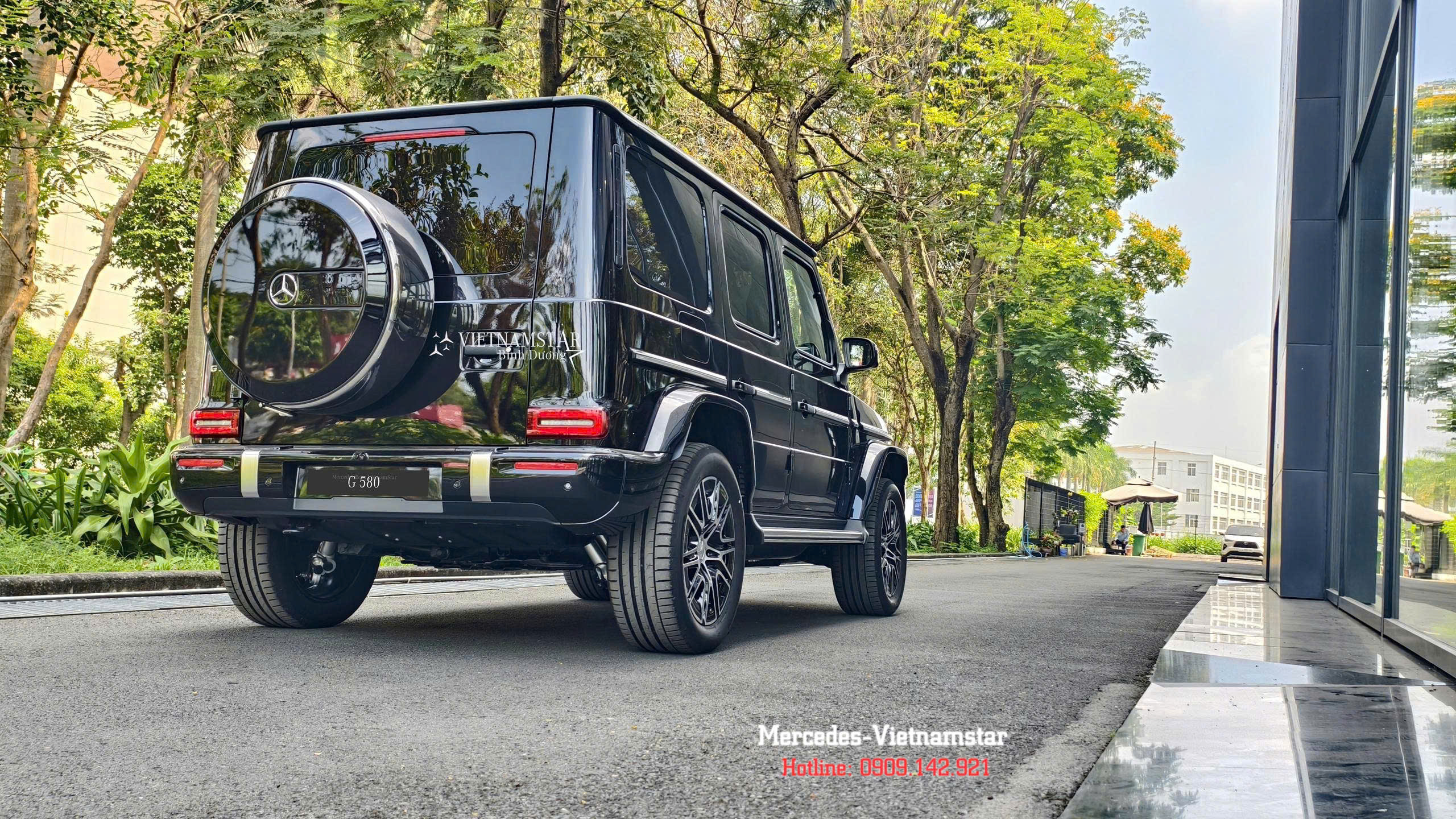 Thiết kế đèn hậu LED tinh xảo của G-Class điện màu đen.