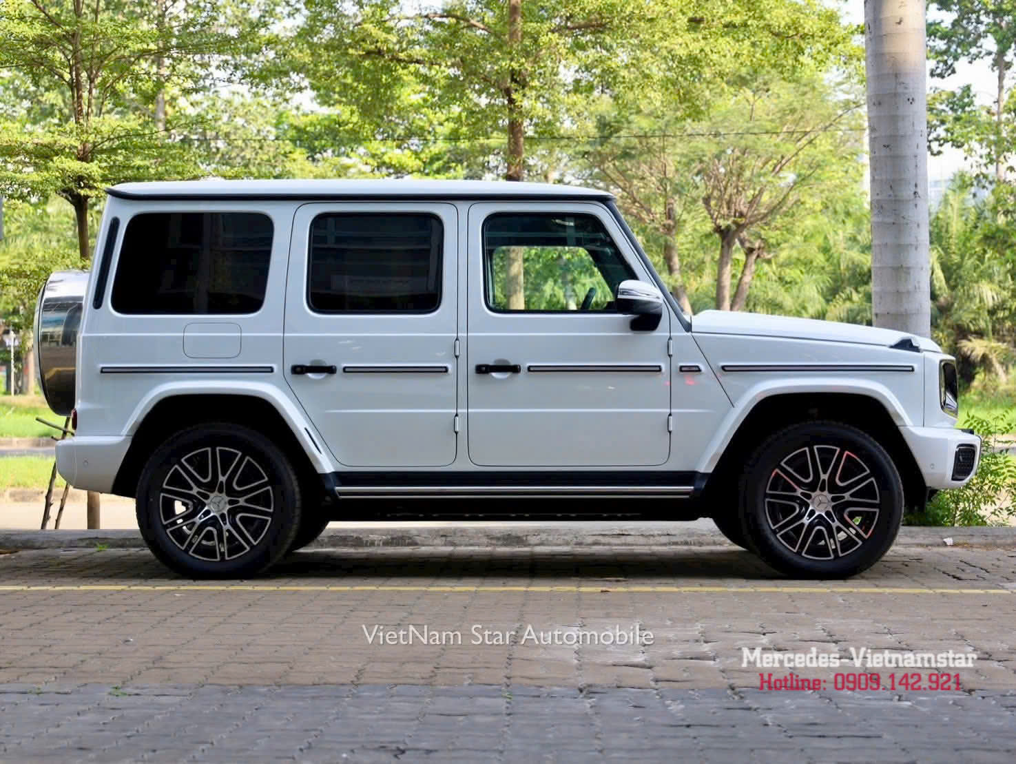 Thân xe Mercedes G580 màu trắng mạnh mẽ với mâm xe khí động học
