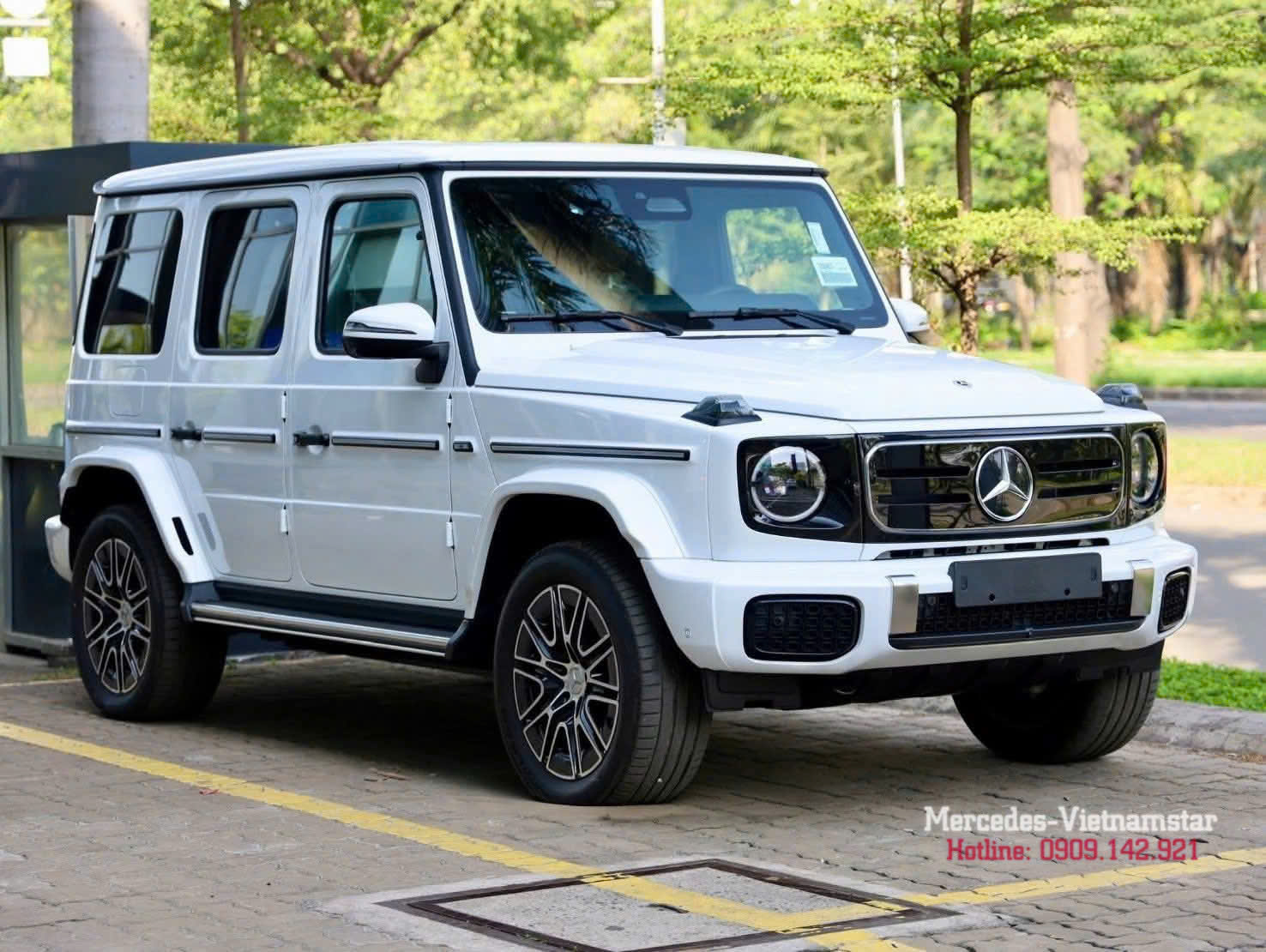 Xe Mercedes-Benz G580 màu trắng chính hãng sang trọng
