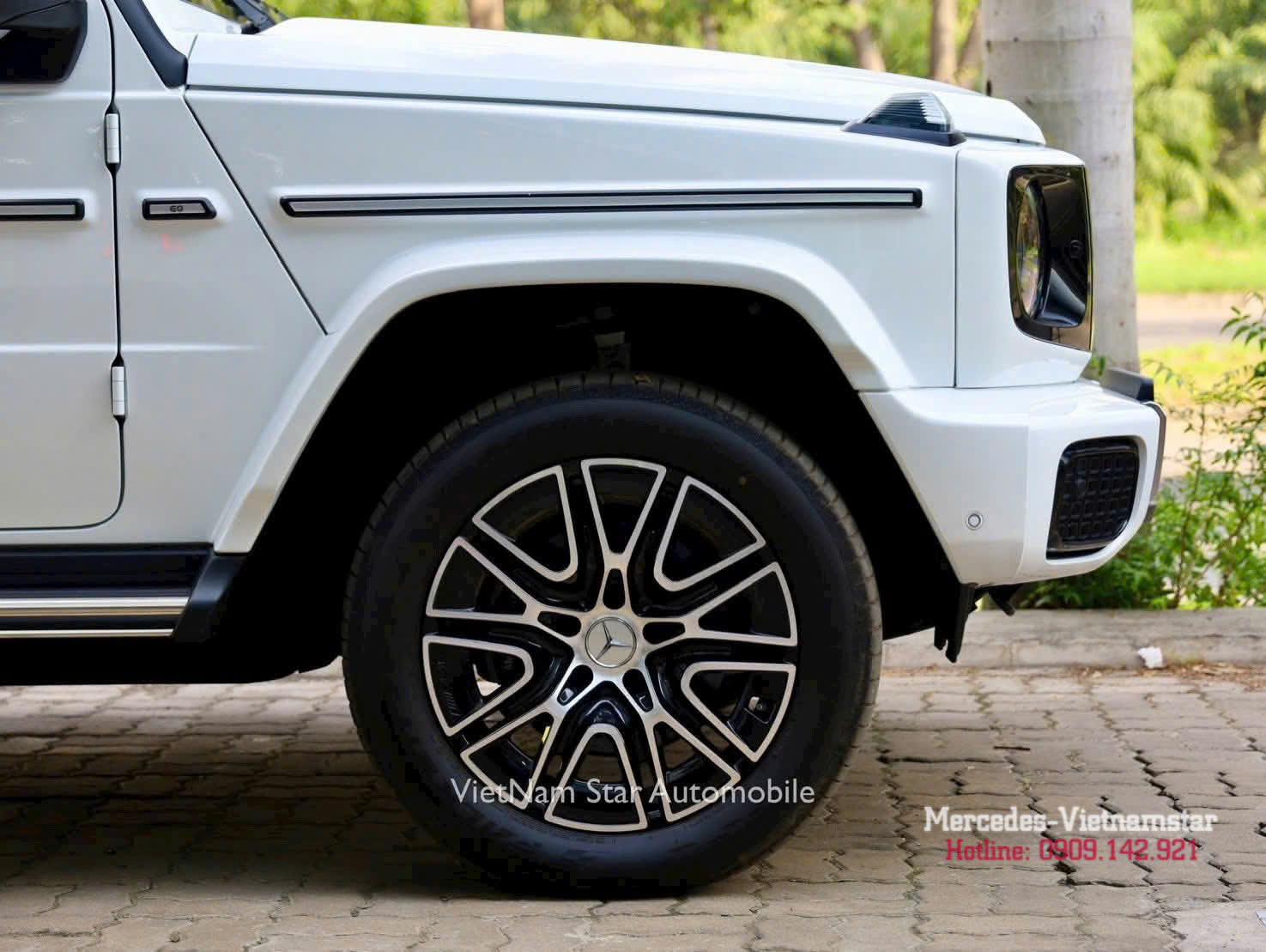 Cận cảnh mâm xe Mercedes G580 thiết kế khí động học đặc trưng trên nền thân xe màu trắng