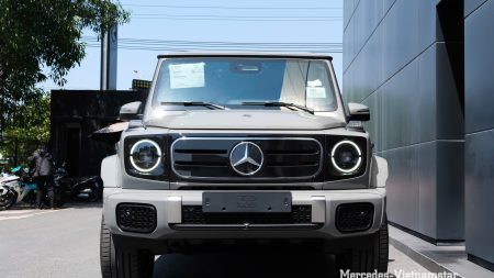 Cận cảnh đầu xe Mercedes G580 màu Xám Classic Grey mạnh mẽ, hầm hố.