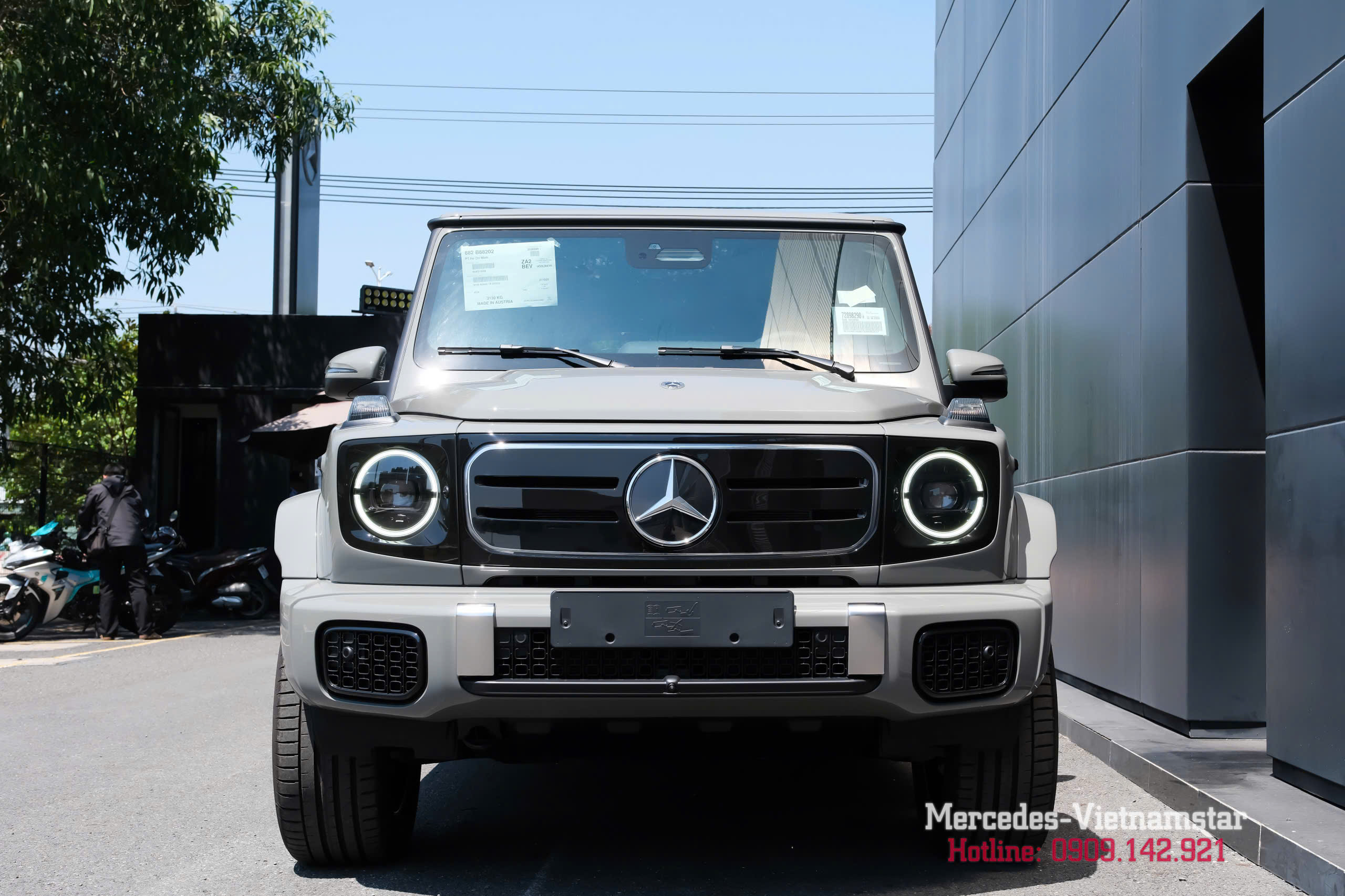 Cận cảnh đầu xe Mercedes G580 màu Xám Classic Grey mạnh mẽ, hầm hố.