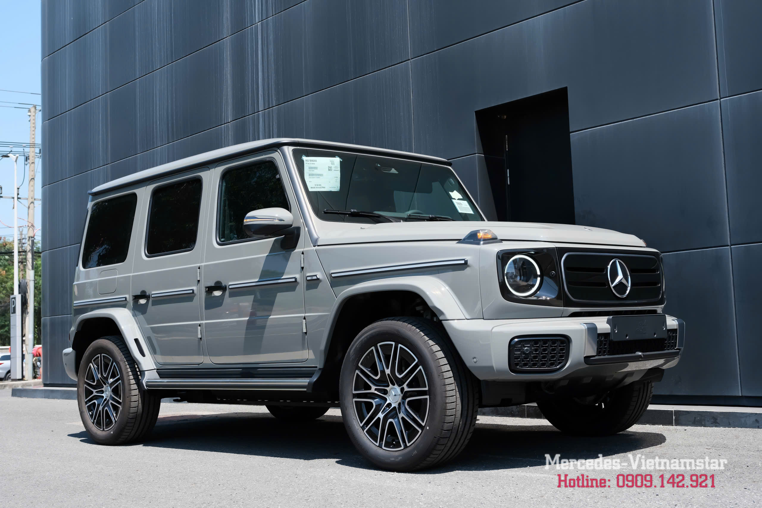 Hình ảnh ngoại thất xe Mercedes G580 màu Xám Classic Grey sang trọng, đẳng cấp.