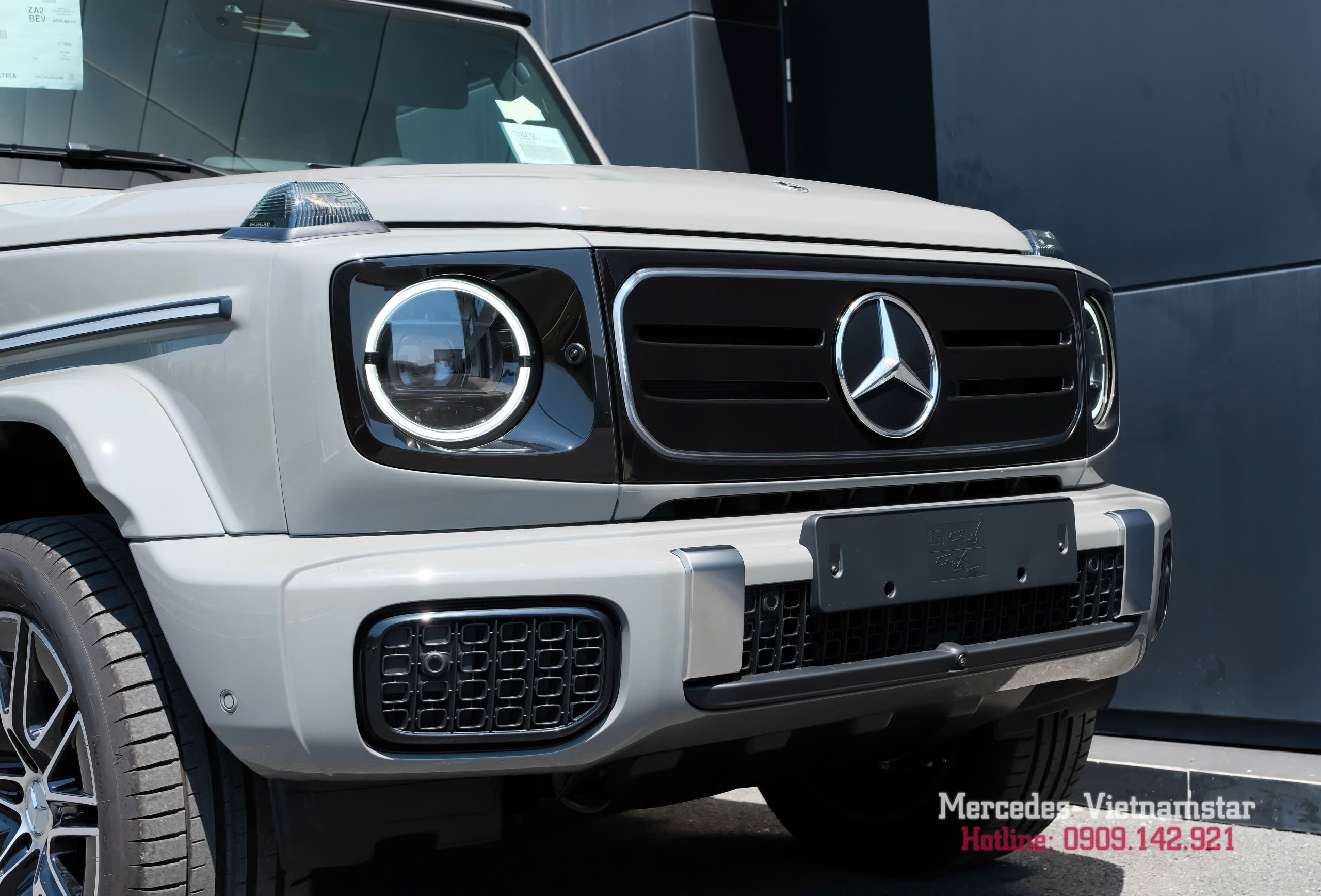 Lưới tản nhiệt đặc trưng trên xe Mercedes G580 màu Xám Classic Grey.