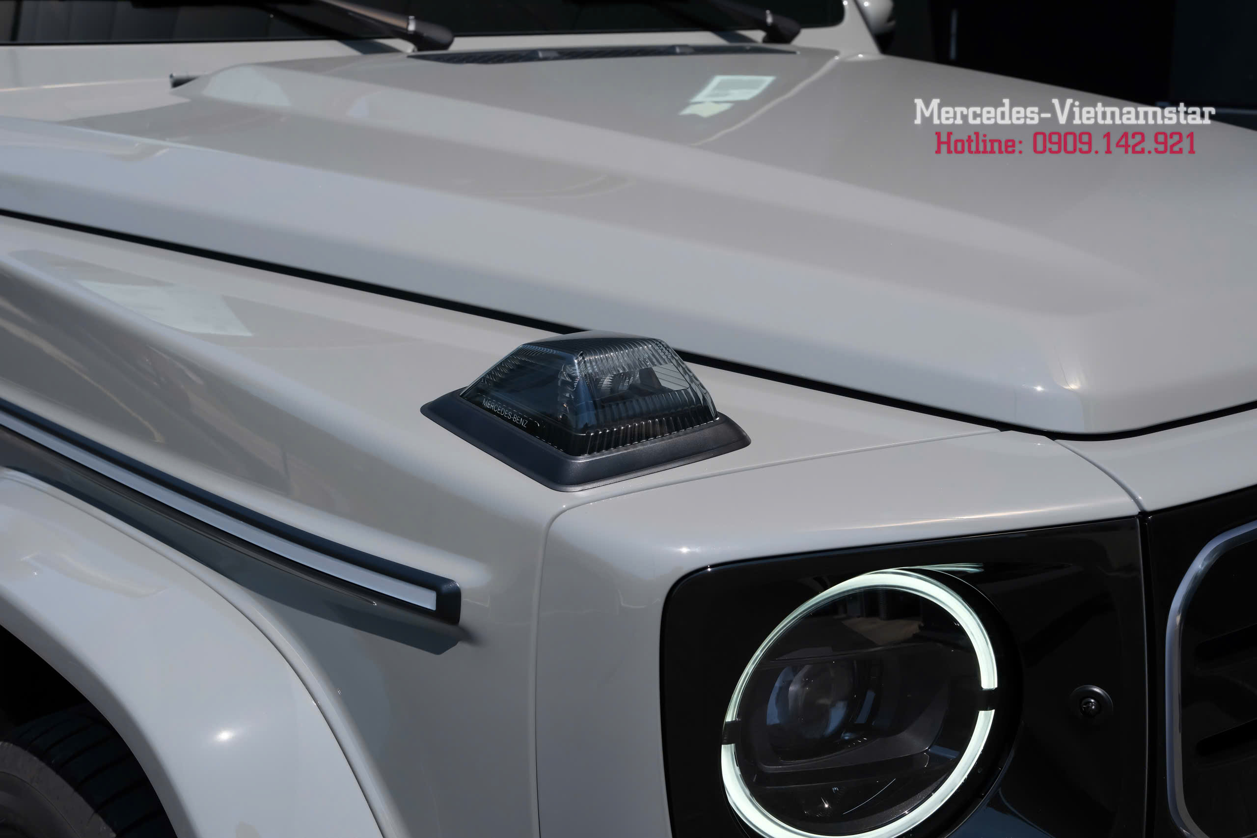 Đèn xi nhan nhô cao đặc trưng trên nắp capo xe Mercedes G580 màu Xám Classic Grey.
