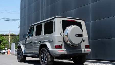 Thân xe Mercedes G580 màu Xám Classic Grey với những đường nét cơ bắp.