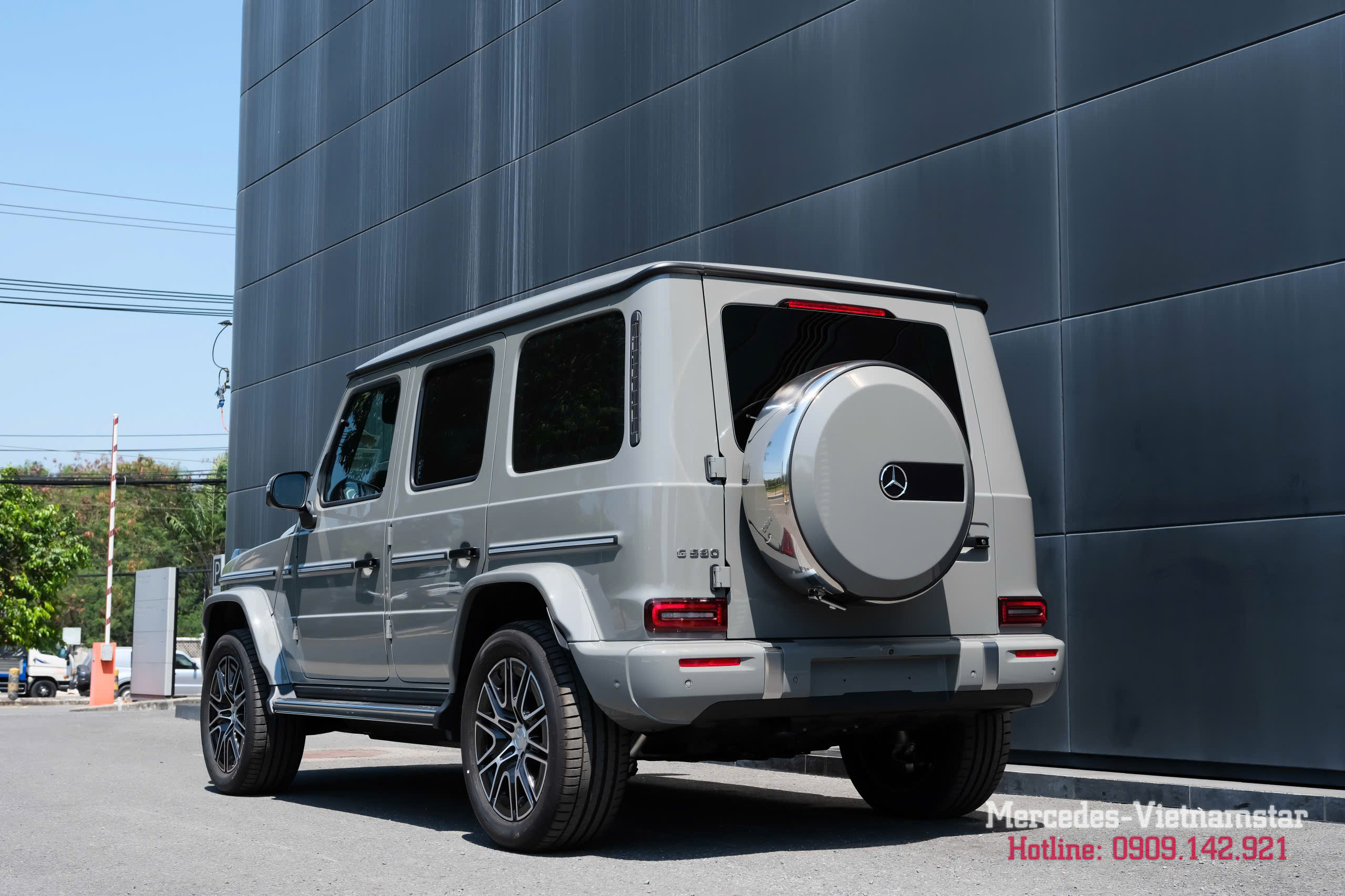 Thân xe Mercedes G580 màu Xám Classic Grey với những đường nét cơ bắp.