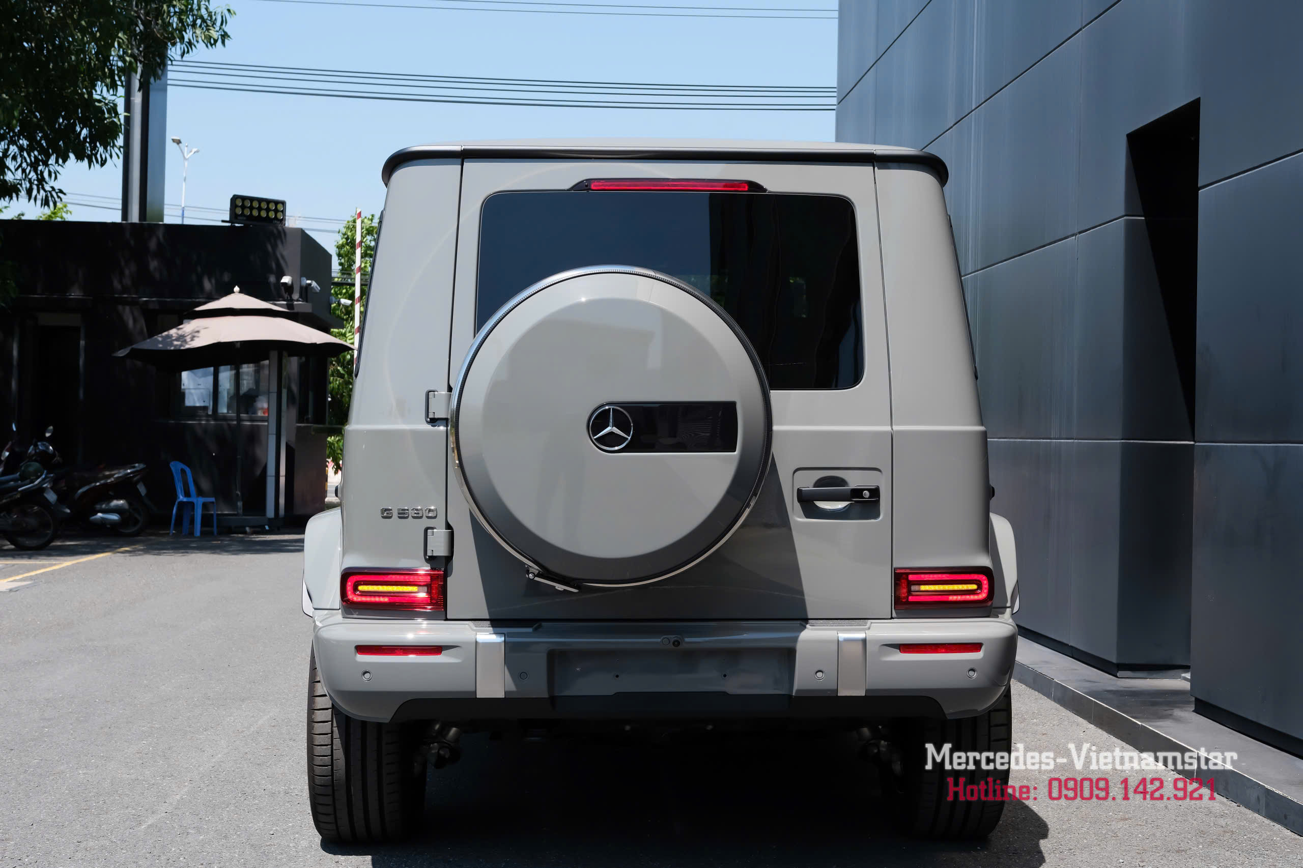 Phần đuôi xe Mercedes G580 màu Xám Classic Grey vững chãi, chắc chắn.