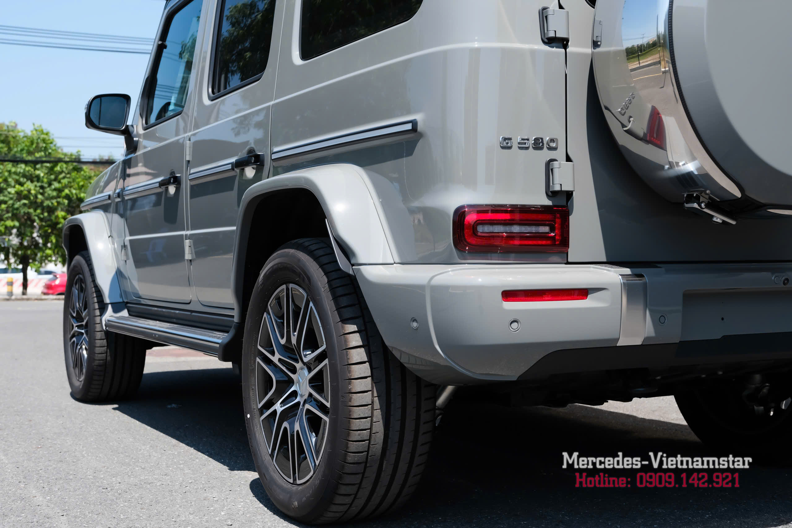 Thân xe Mercedes G580 màu Xám Classic Grey với những đường nét cơ bắp.