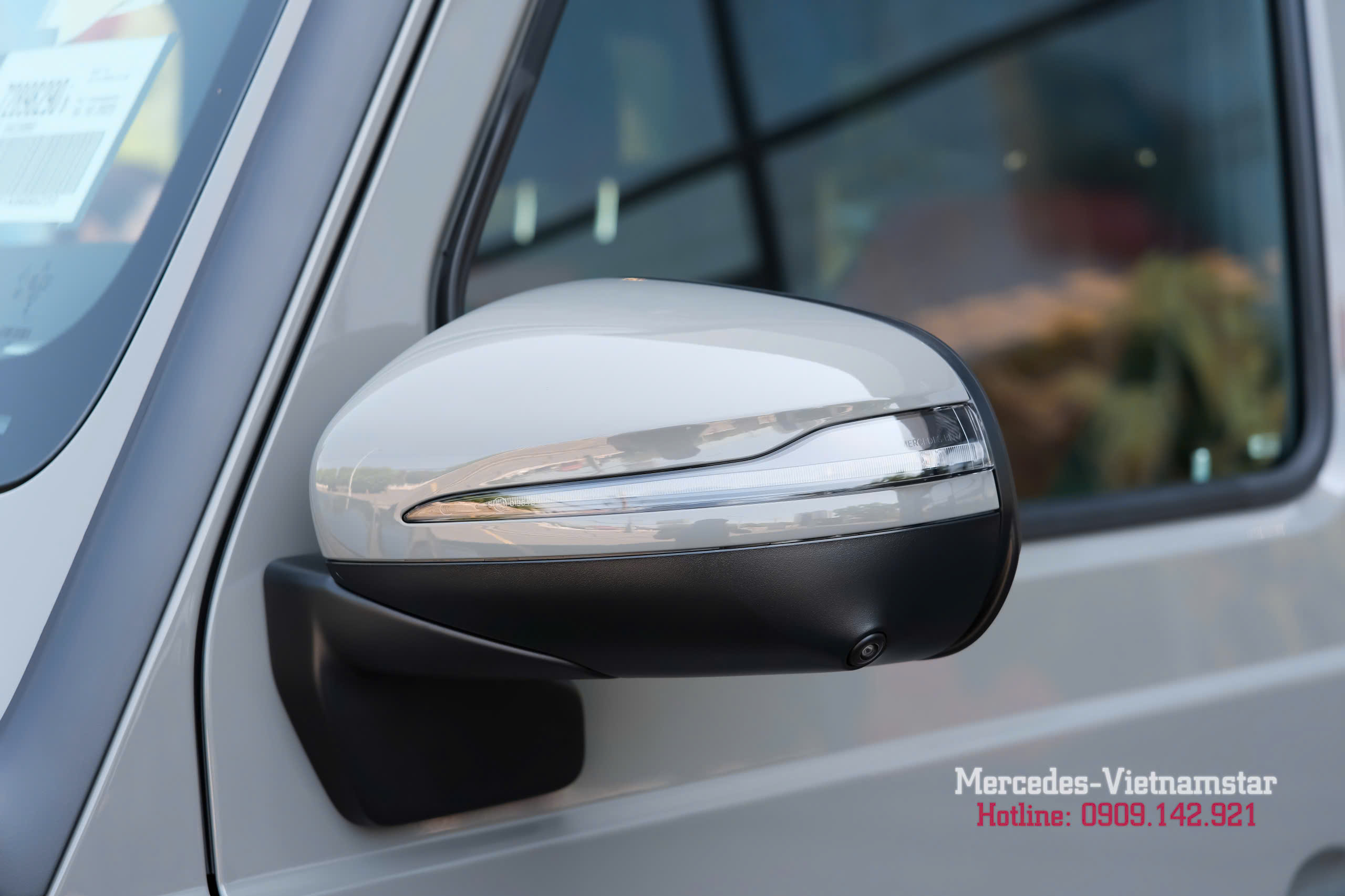 Gương chiếu hậu tích hợp đèn báo rẽ trên Mercedes G580 màu Xám Classic Grey.