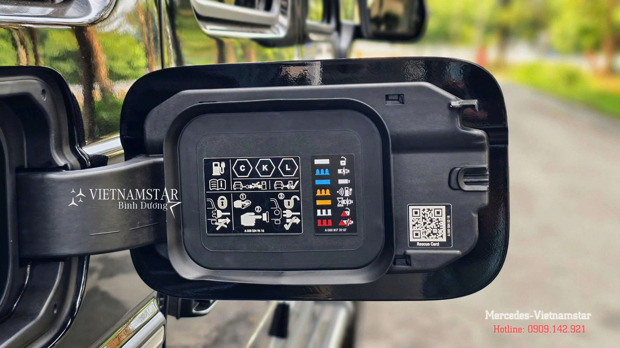 Vị trí nắp cổng sạc điện tinh tế trên hông xe Mercedes-Benz G580