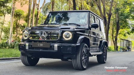 Mặt ca-lăng phát sáng của xe Mercedes-Benz G580 điện màu đen Obsidian.