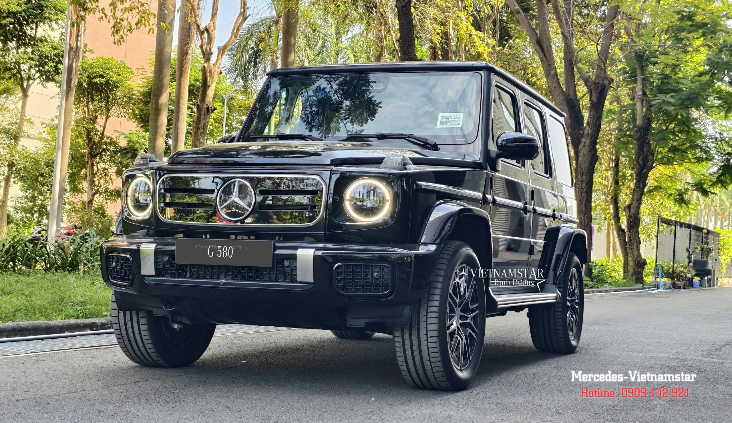 Mặt ca-lăng phát sáng của xe Mercedes-Benz G580 điện màu đen Obsidian.