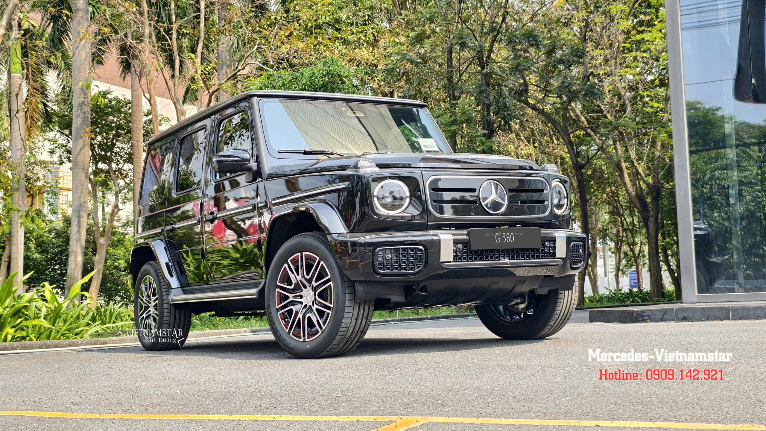 Tổng quan ngoại thất Mercedes-Benz G580 thuần điện màu đen Obsidian sang trọng.