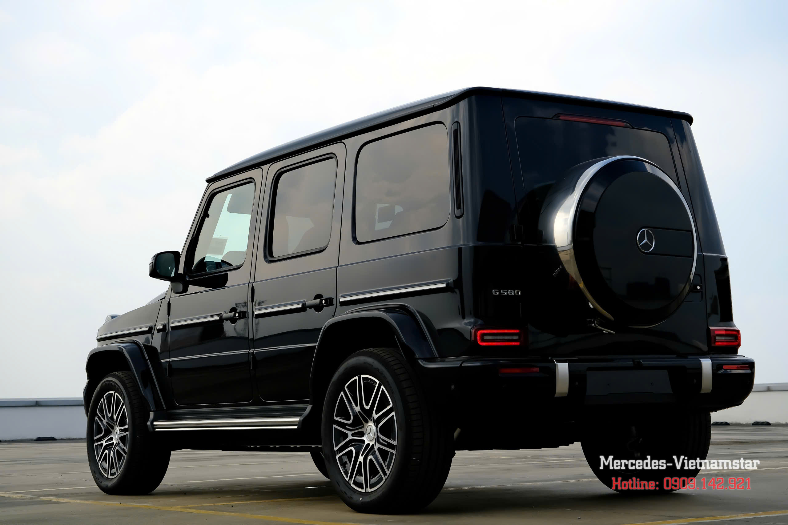 Mercedes G580 thuần điện màu đen khoe dáng off-road đỉnh cao.