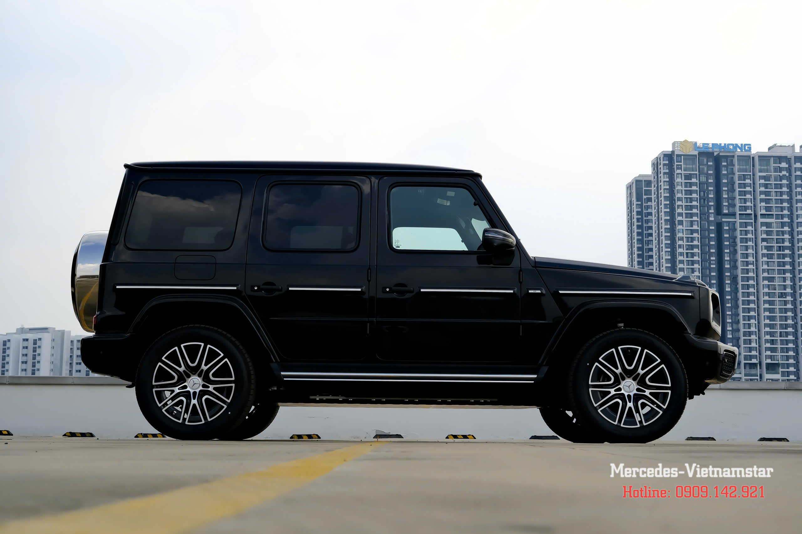 Tay nắm cửa cổ điển đặc trưng của Mercedes G580 bản thuần điện.