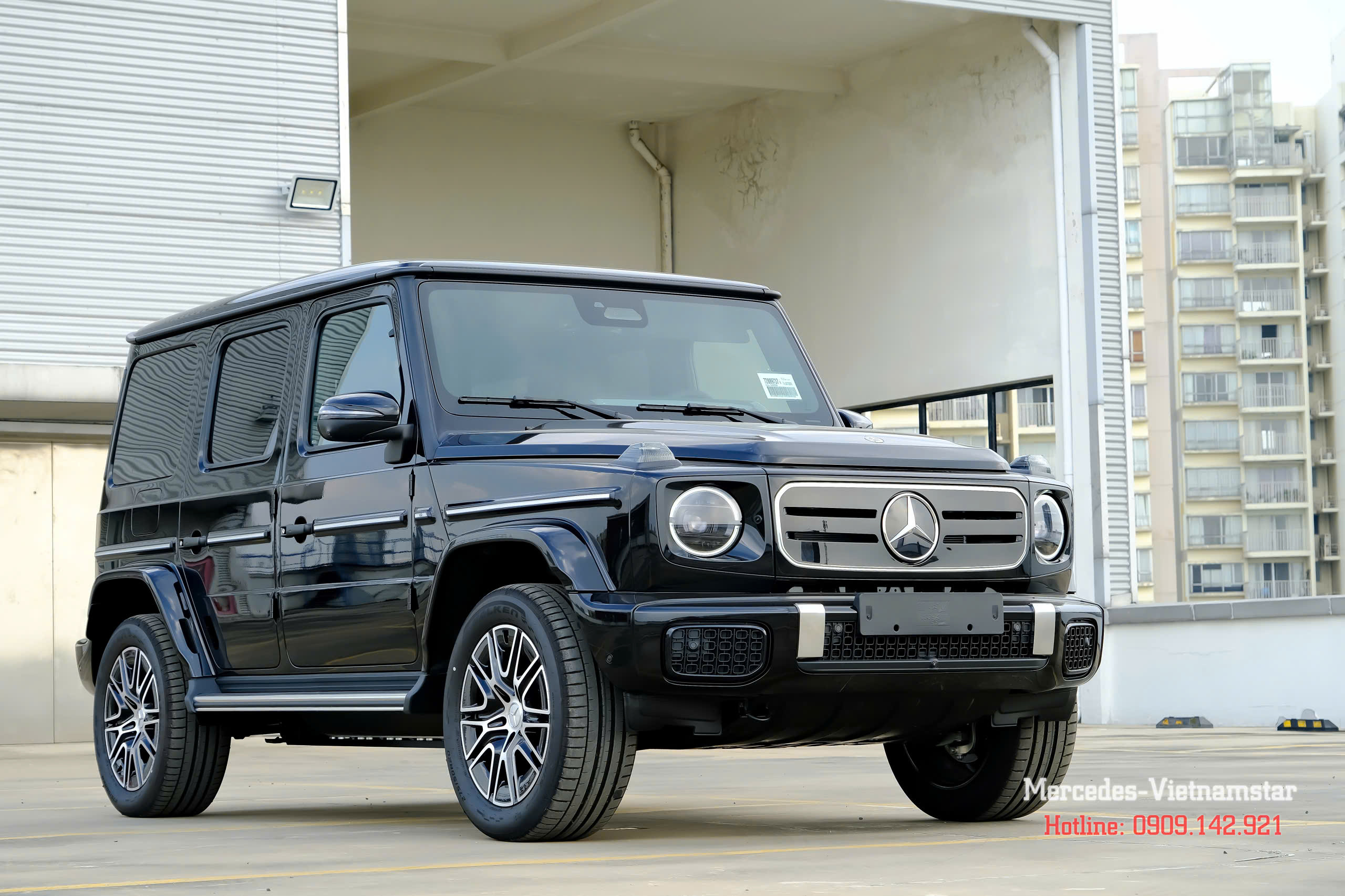 Góc nhìn trực diện đầy quyền lực của G-Class thuần điện màu đen bóng.