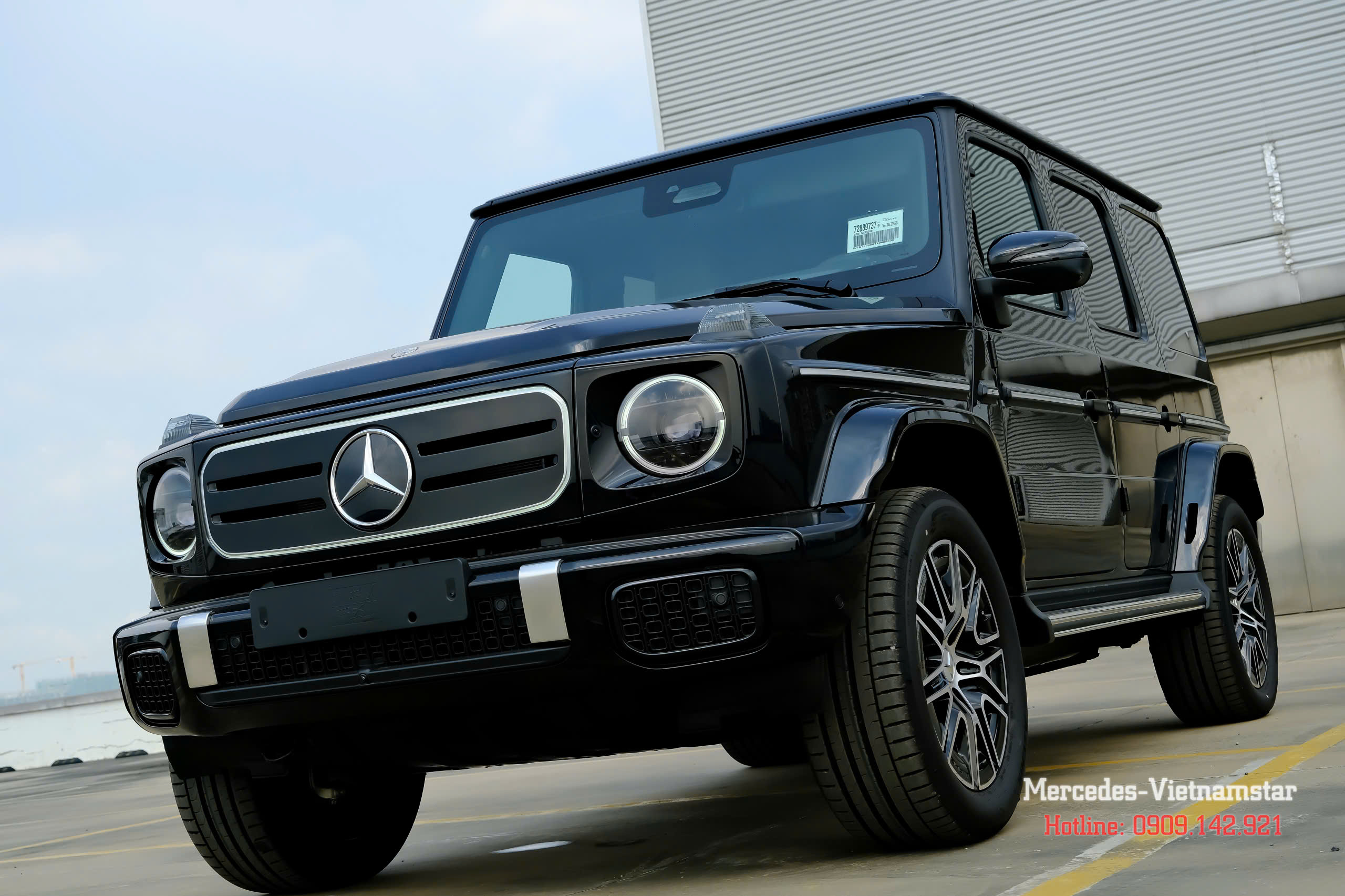 Lưới tản nhiệt đóng kín đặc trưng dòng EQ trên G-Class điện màu đen.
