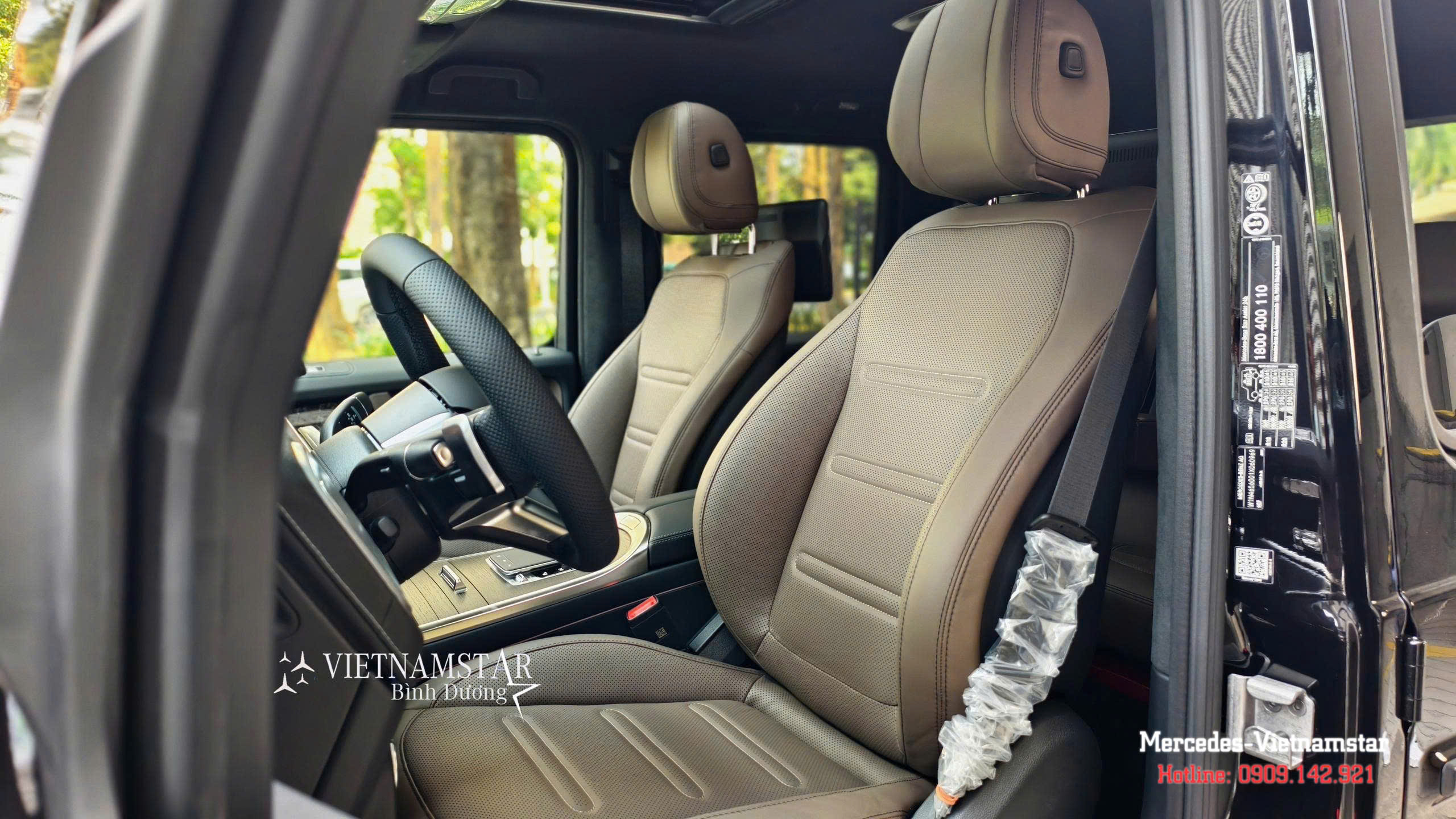 Ghế lái chỉnh điện đa hướng bọc da cao cấp trên Mercedes G580 đen.
