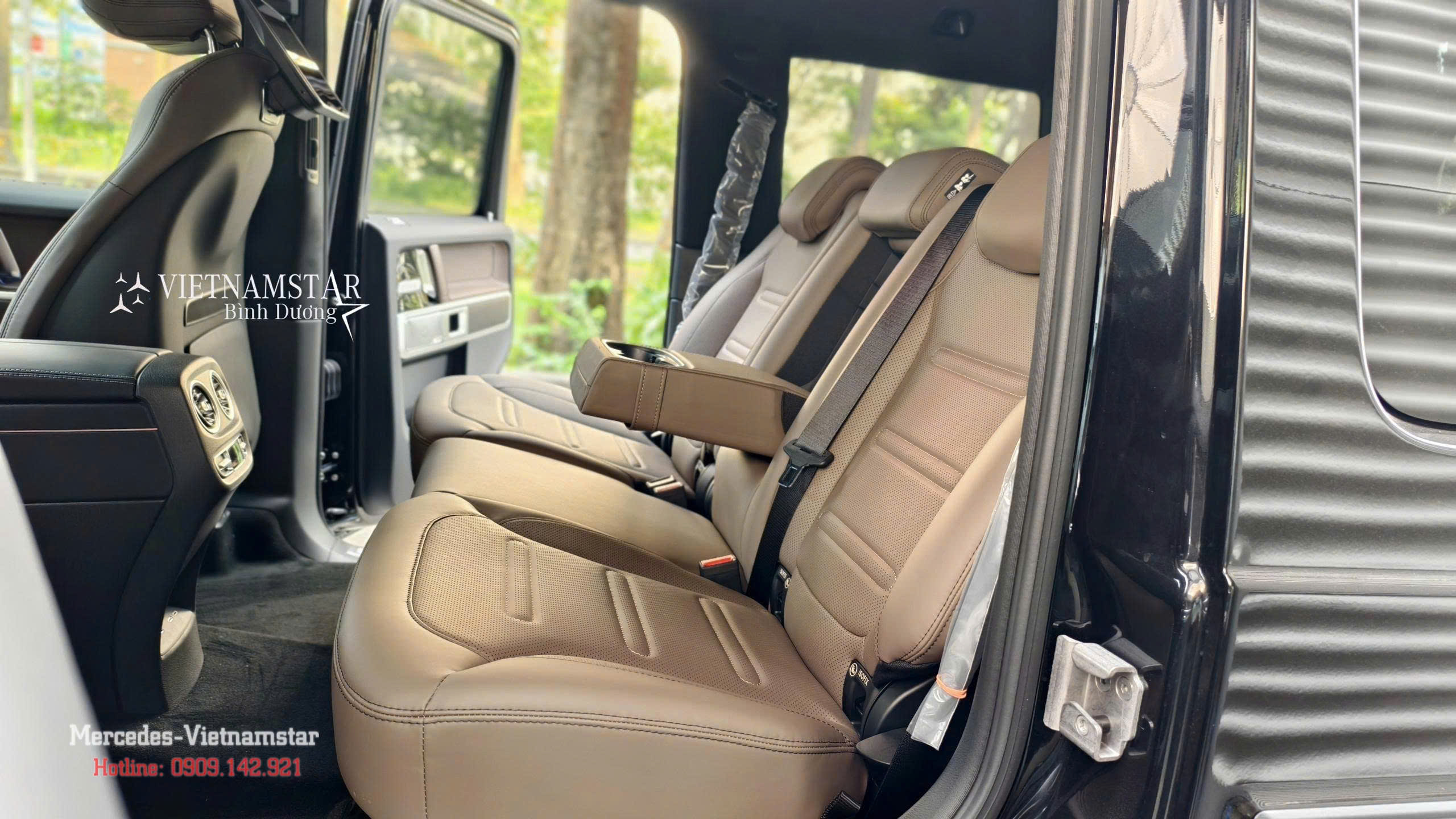 Không gian hàng ghế sau rộng rãi của Mercedes-Benz G580 Electric. Không gian hàng ghế sau rộng rãi của Mercedes-Benz G580 Electric.