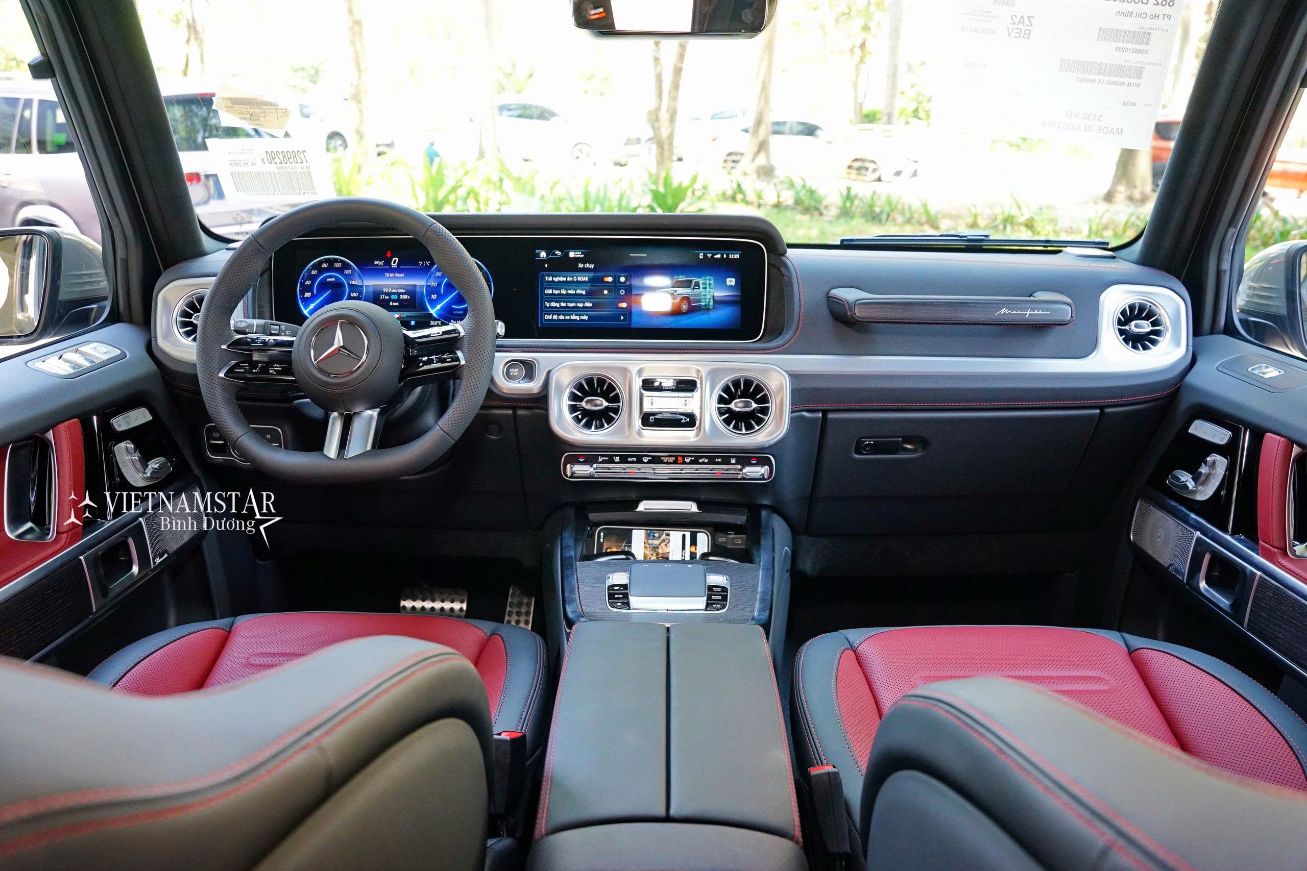 Khoang lái hiện đại với tông màu Đỏ trên Mercedes G580.