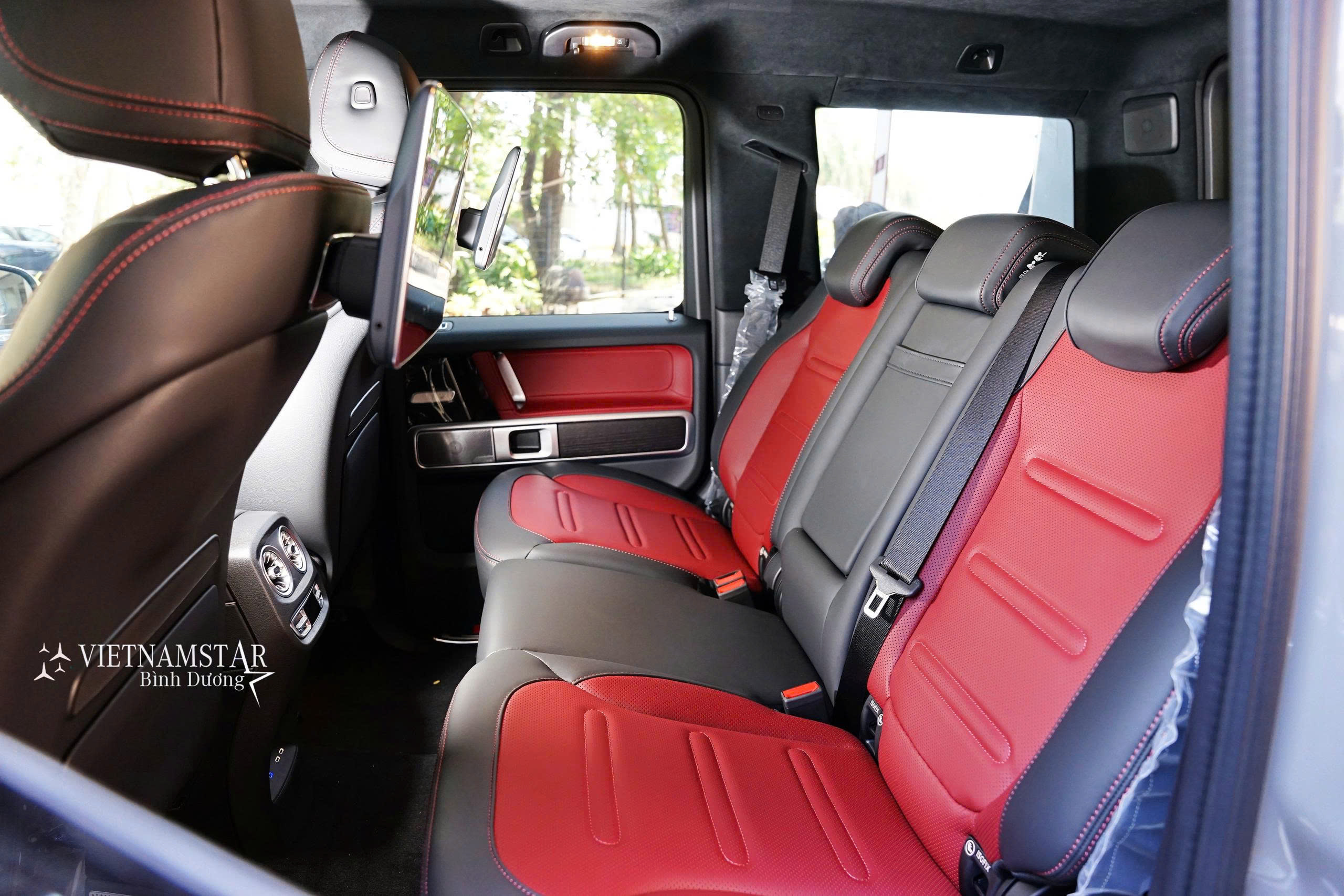 Góc nhìn từ phía sau vào khoang nội thất Đỏ rực rỡ của Mercedes G580.