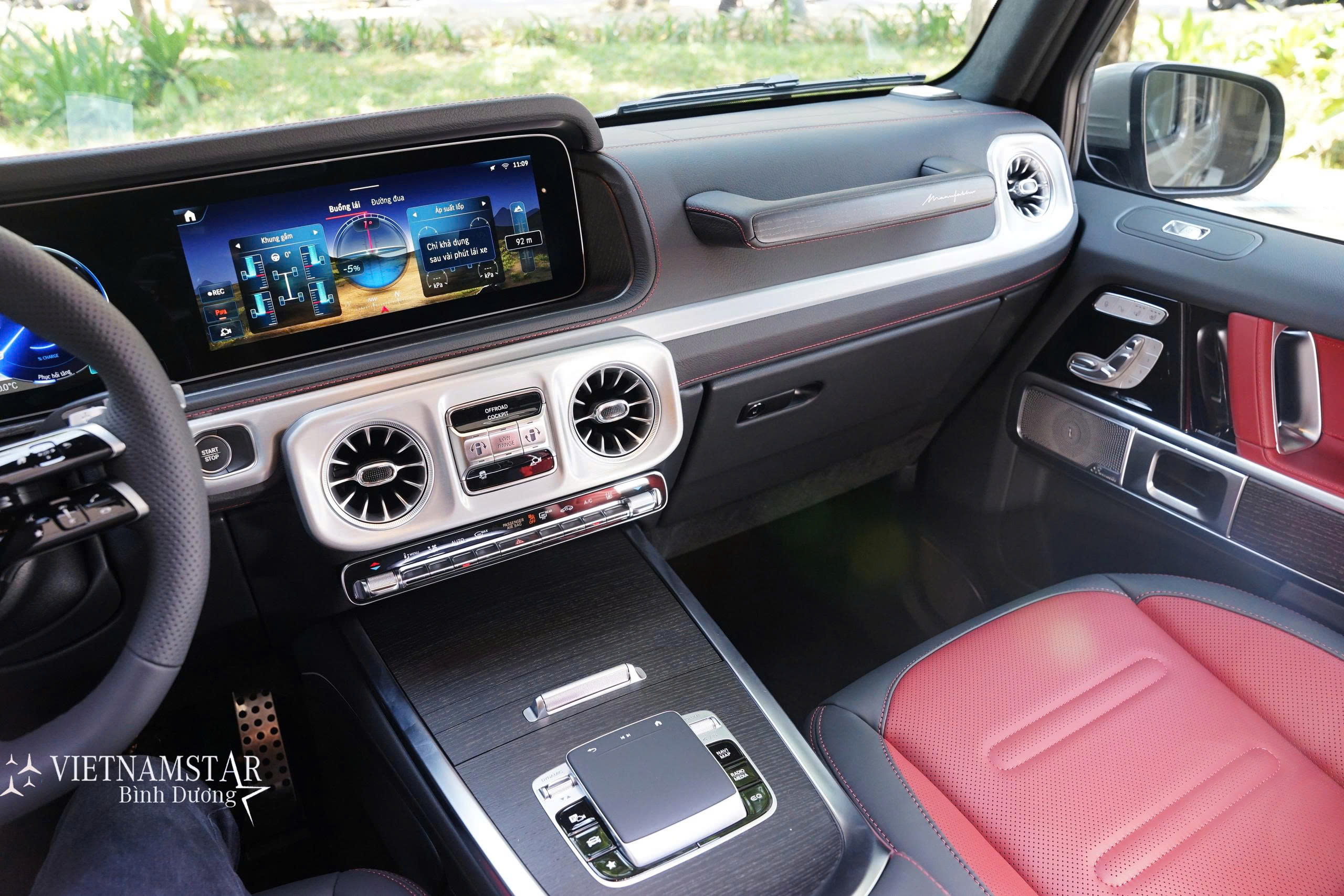 Chi tiết tay nắm đặc trưng phía ghế phụ trong nội thất Đỏ Mercedes G580