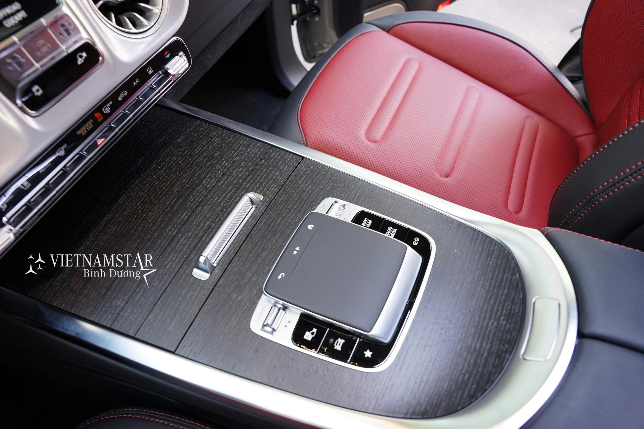 Các nút bấm mạ chrome tinh xảo trên nền da nội thất Đỏ Mercedes G580.
