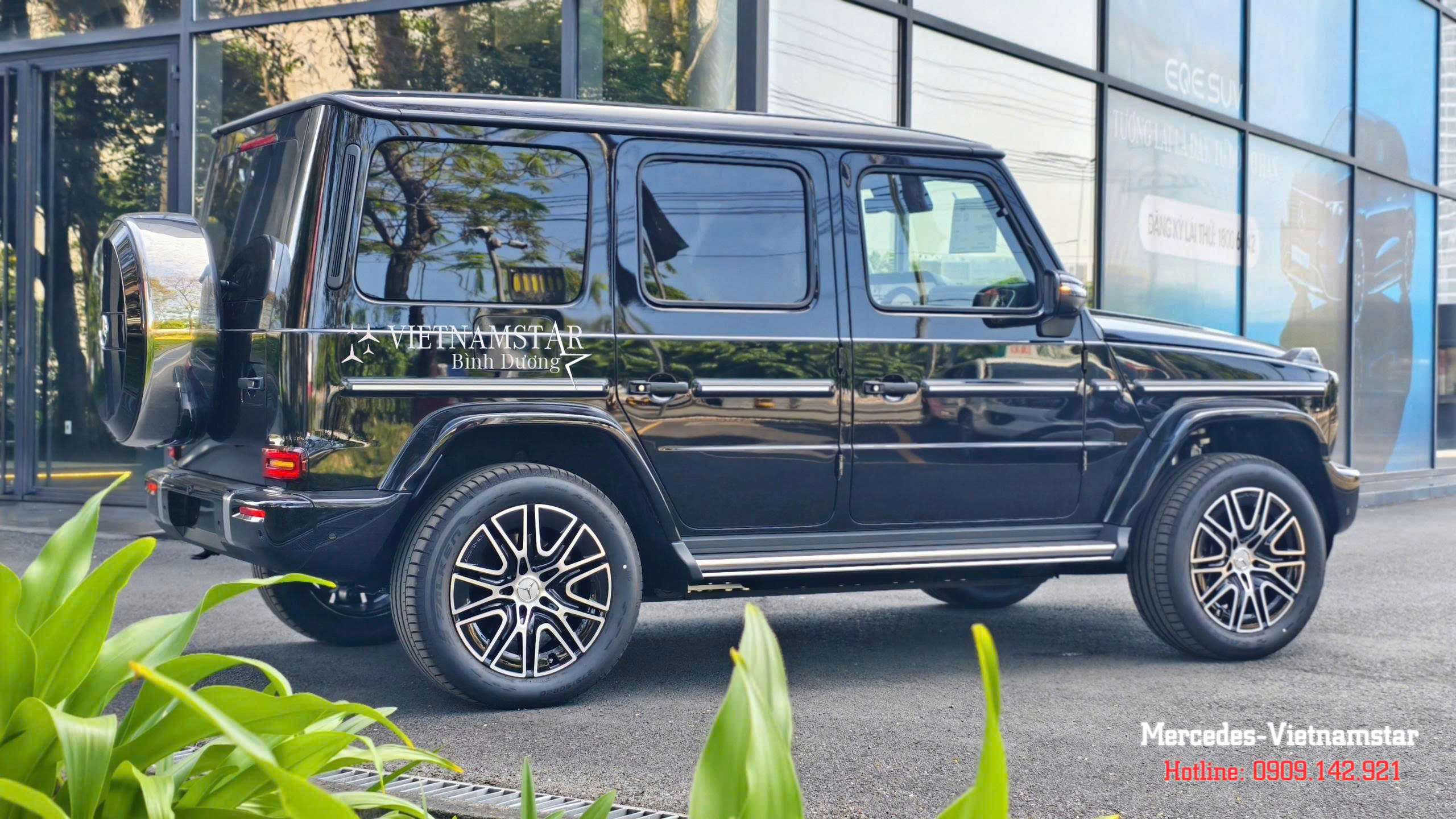 Thân xe Mercedes G580 thuần điện màu đen với đường dập nổi đặc trưng.