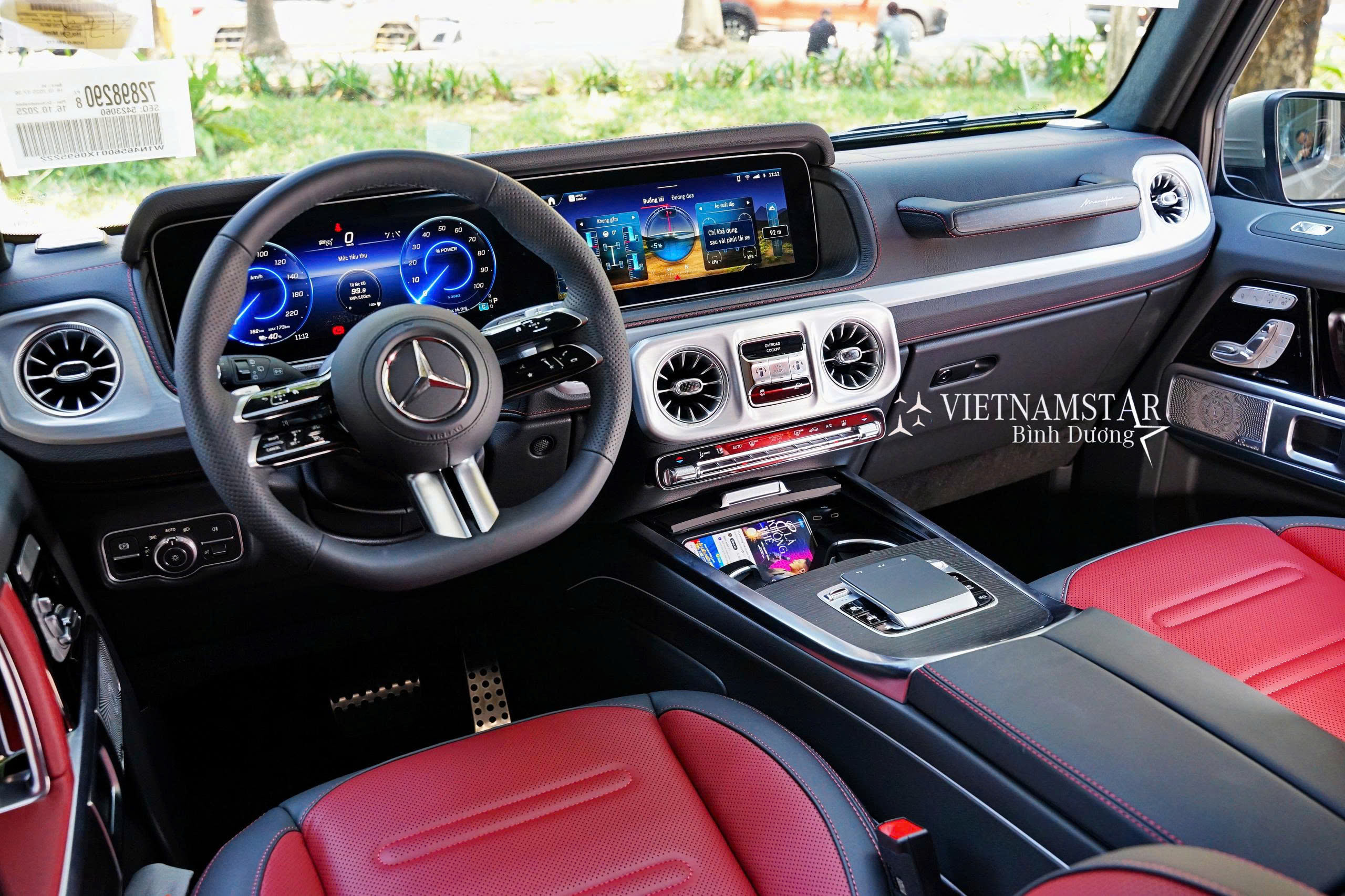 Không gian nội thất màu Đỏ sang trọng bên trong Mercedes G580 màu Xám Classic Grey.