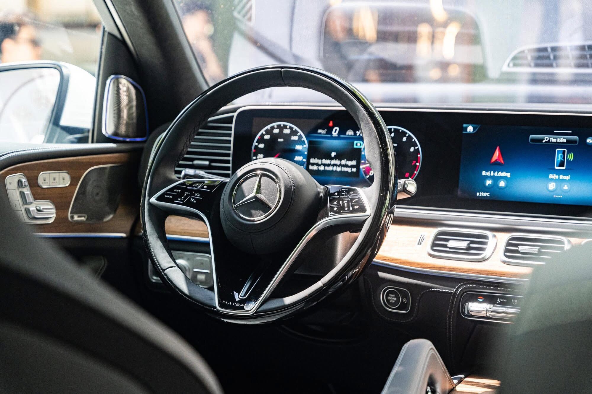 Vô lăng bọc da phối hợp gỗ tinh tế của xe sang Mercedes Maybach GLS 480 facelift