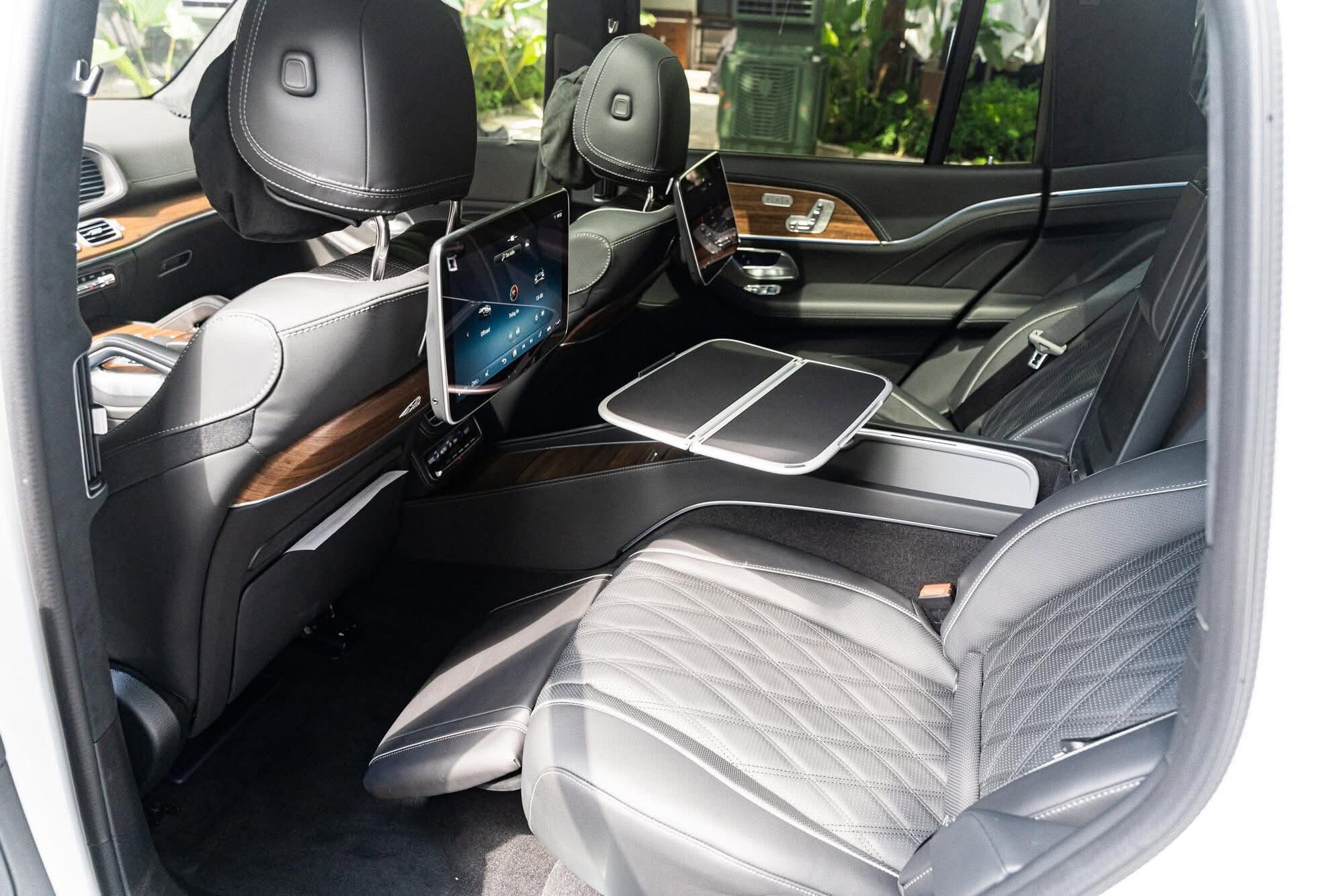 Khoang sau hạng nhất Executive Seats của xe Maybach GLS 480 4MATIC
