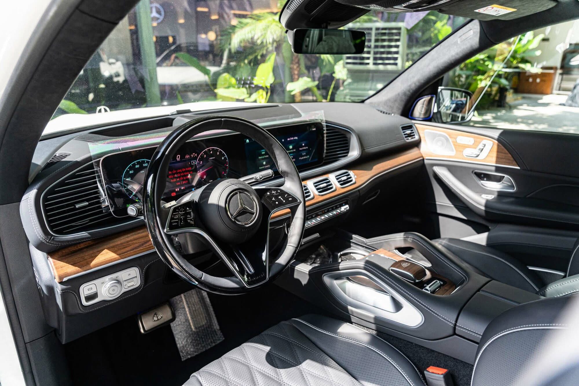 Khu vực táp-lô và màn hình đôi hiện đại của Mercedes Maybach GLS 480 Facelift