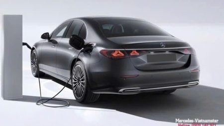 Vị trí nắp cổng sạc điện phía sau bên phải trên xe Mercedes E350e điện