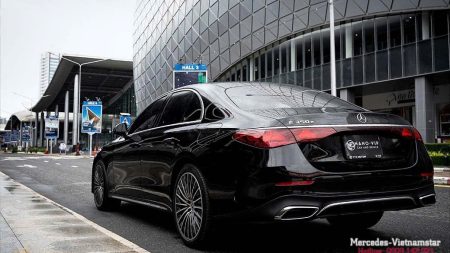 Cụm đèn hậu LED đồ họa ngôi sao ba cánh độc đáo trên Mercedes E350e