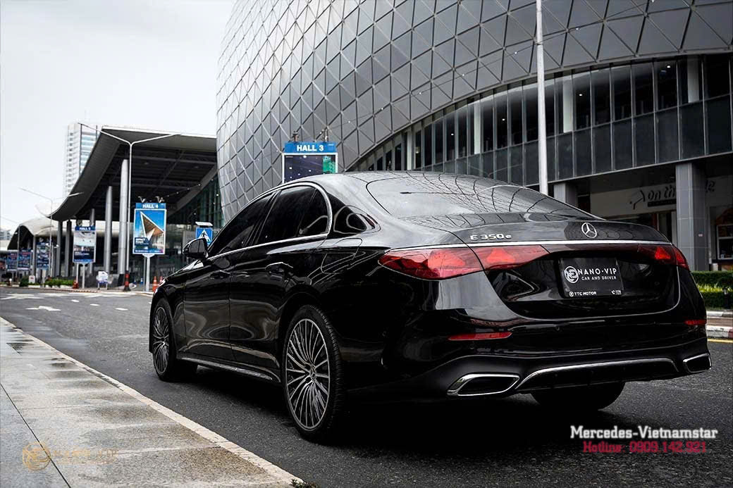 Cụm đèn hậu LED đồ họa ngôi sao ba cánh độc đáo trên Mercedes E350e