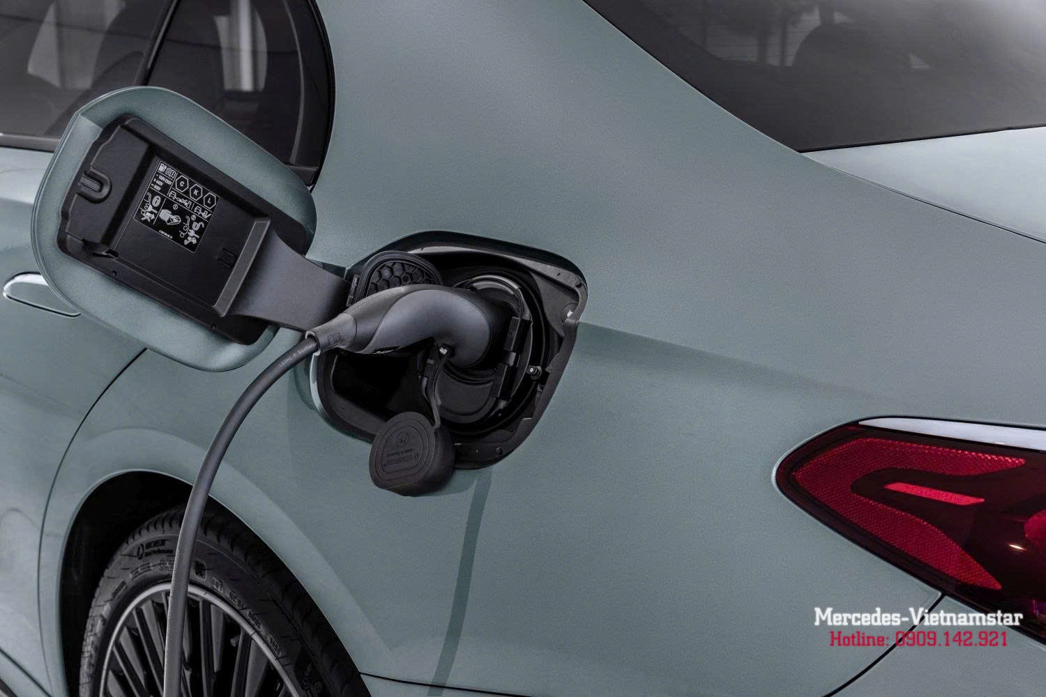 Chi tiết cổng sạc nhanh DC 60kW trên Mercedes E350e Plugin Hybrid giúp sạc đầy 80% pin chỉ trong 20 phút
