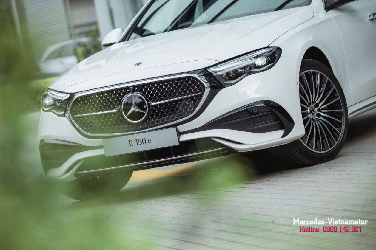 Họa tiết ngôi sao ba cánh tinh tế trên lưới tản nhiệt xe E350e Plugin Hybrid