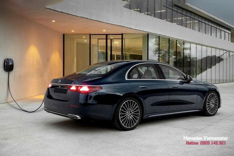 Mercedes E350e điện màu đen Obsidian sang trọng dành cho doanh nhân
