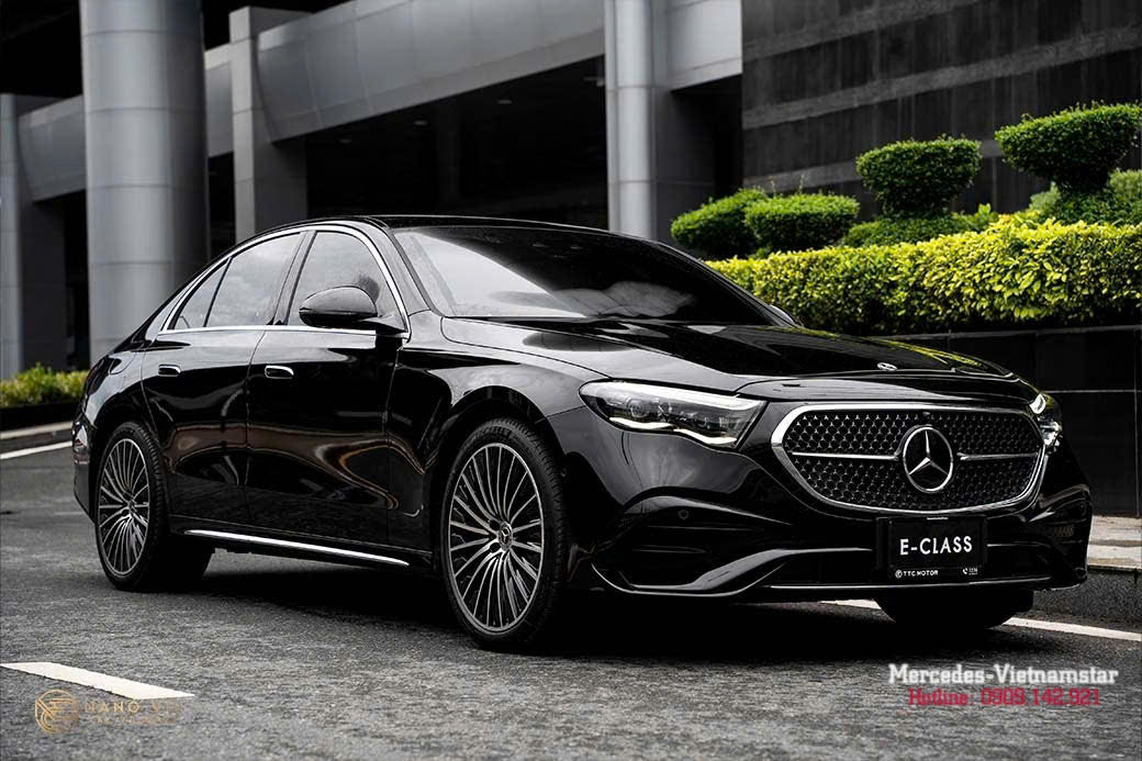 Cận cảnh đầu xe Mercedes E350e Plugin Hybrid với ngôn ngữ thiết kế Sensual Purity