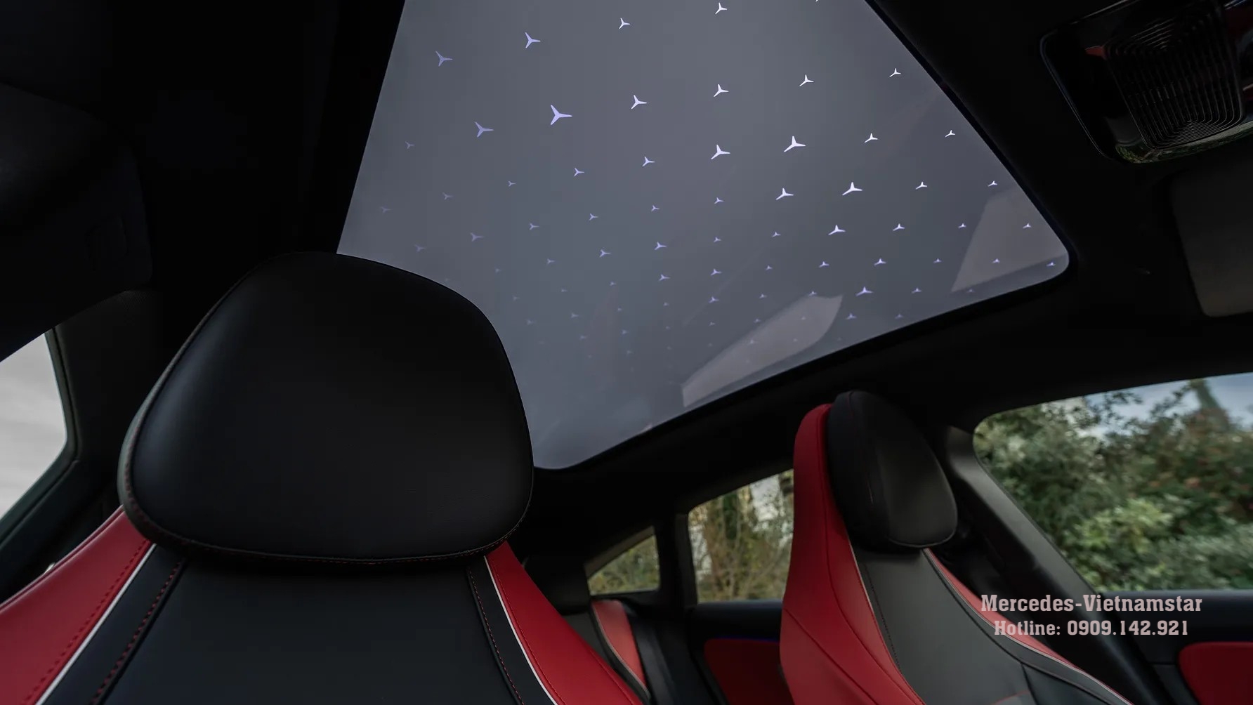 Thiết kế trần kính toàn cảnh Panoramic kéo dài trên mẫu CLA200 Điện, mang lại không gian mở thoáng đãng và trải nghiệm thị giác không giới hạn cho hành khách bên trong CLA200 EV.