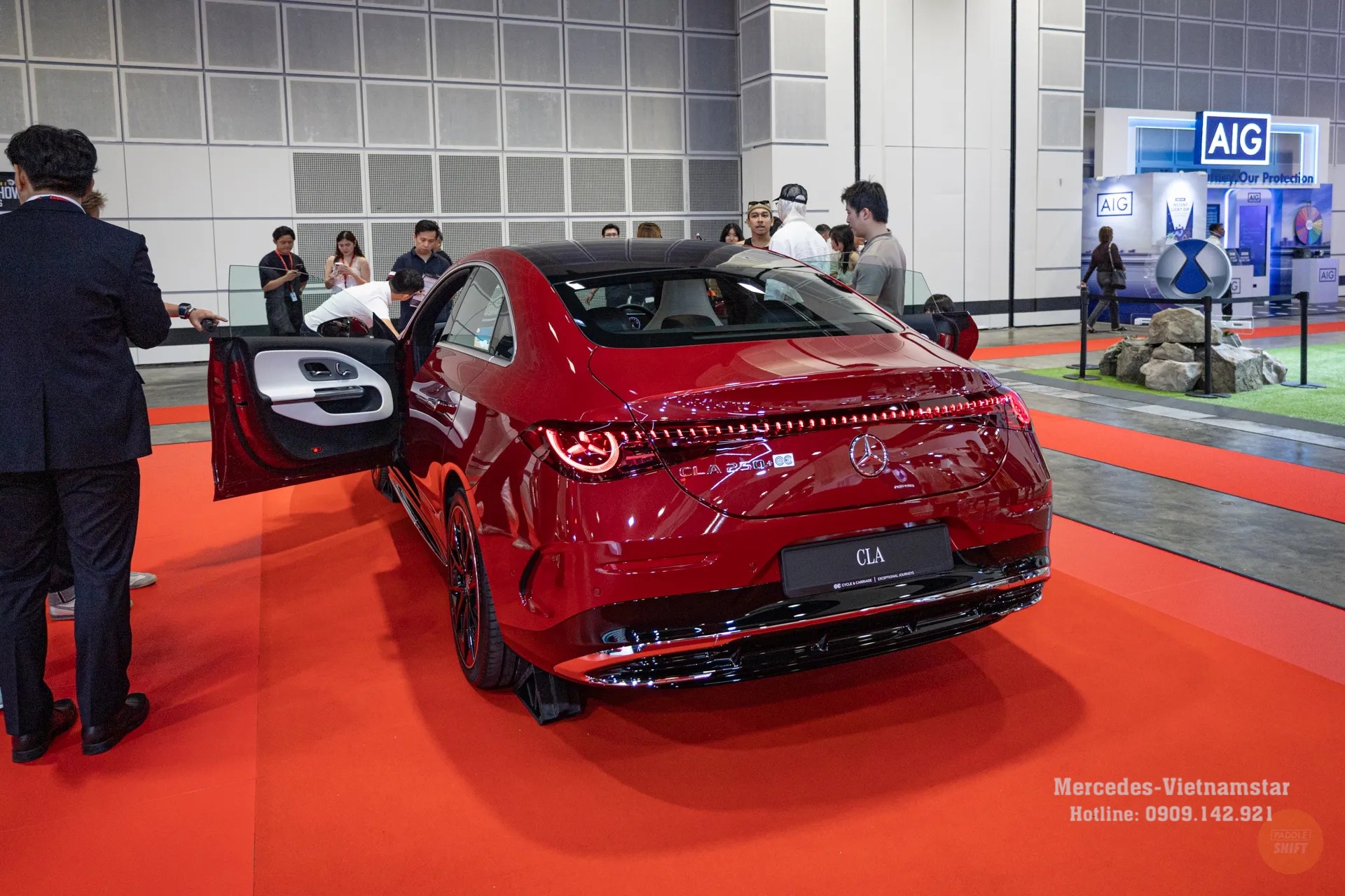 Thiết kế đuôi xe vuốt dốc cực kỳ gợi cảm của mẫu CLA200 EV.