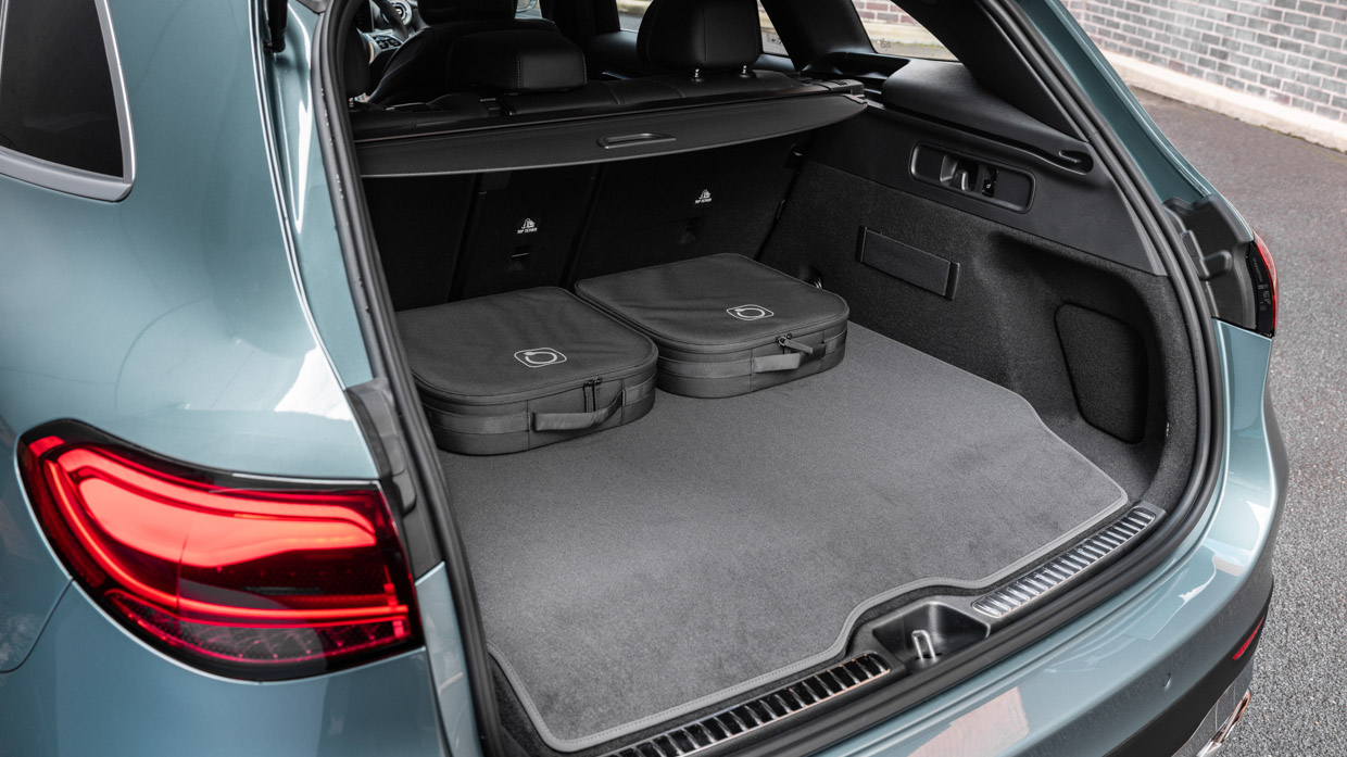 Bộ sạc di động Mercedes-Benz chính hãng đi kèm theo xe GLC 350e Plugin Hybrid giúp sạc tiện lợi tại nhà
